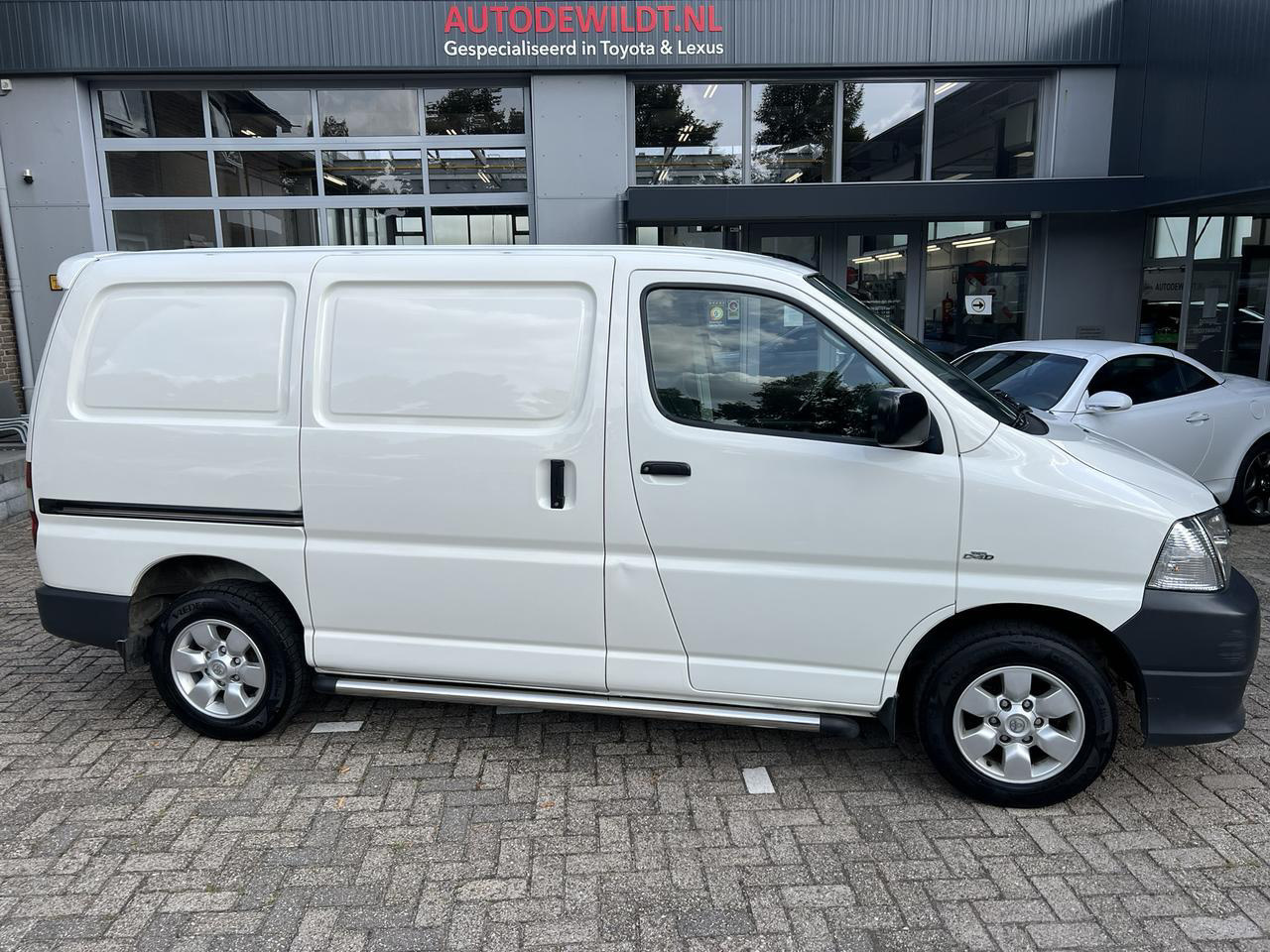 Toyota HiAce 2.4 D-4D 95pk 3-persoons EURO5 + BOVAG