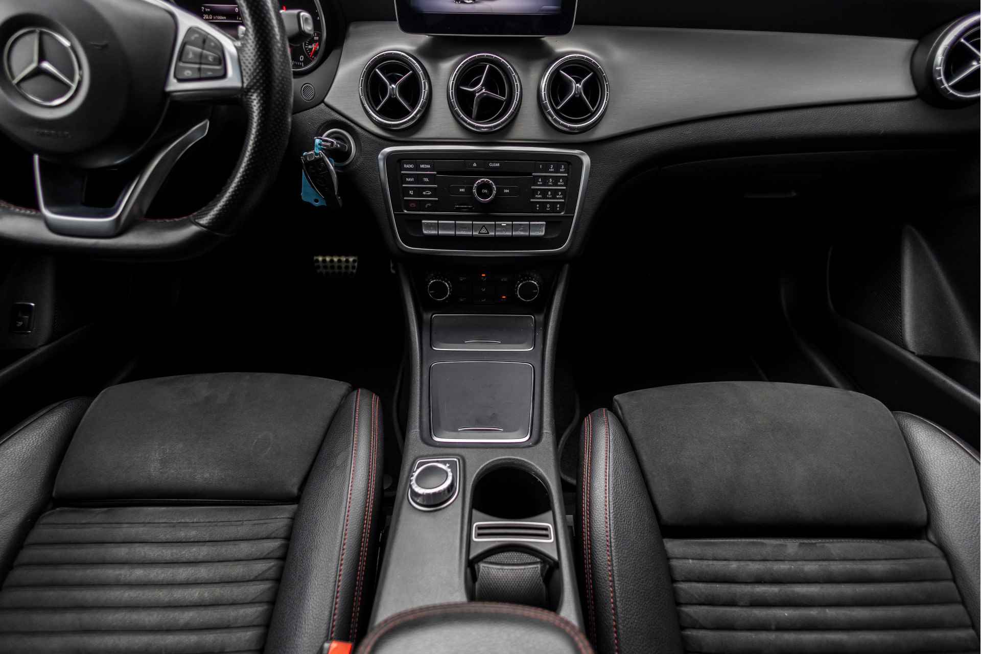 Mercedes-Benz CLA-Klasse 180 Business Solution AMG | Automaat | NL Auto | CAM | LED | Afn. Trekhaak | Stoelverw. | - 34/42