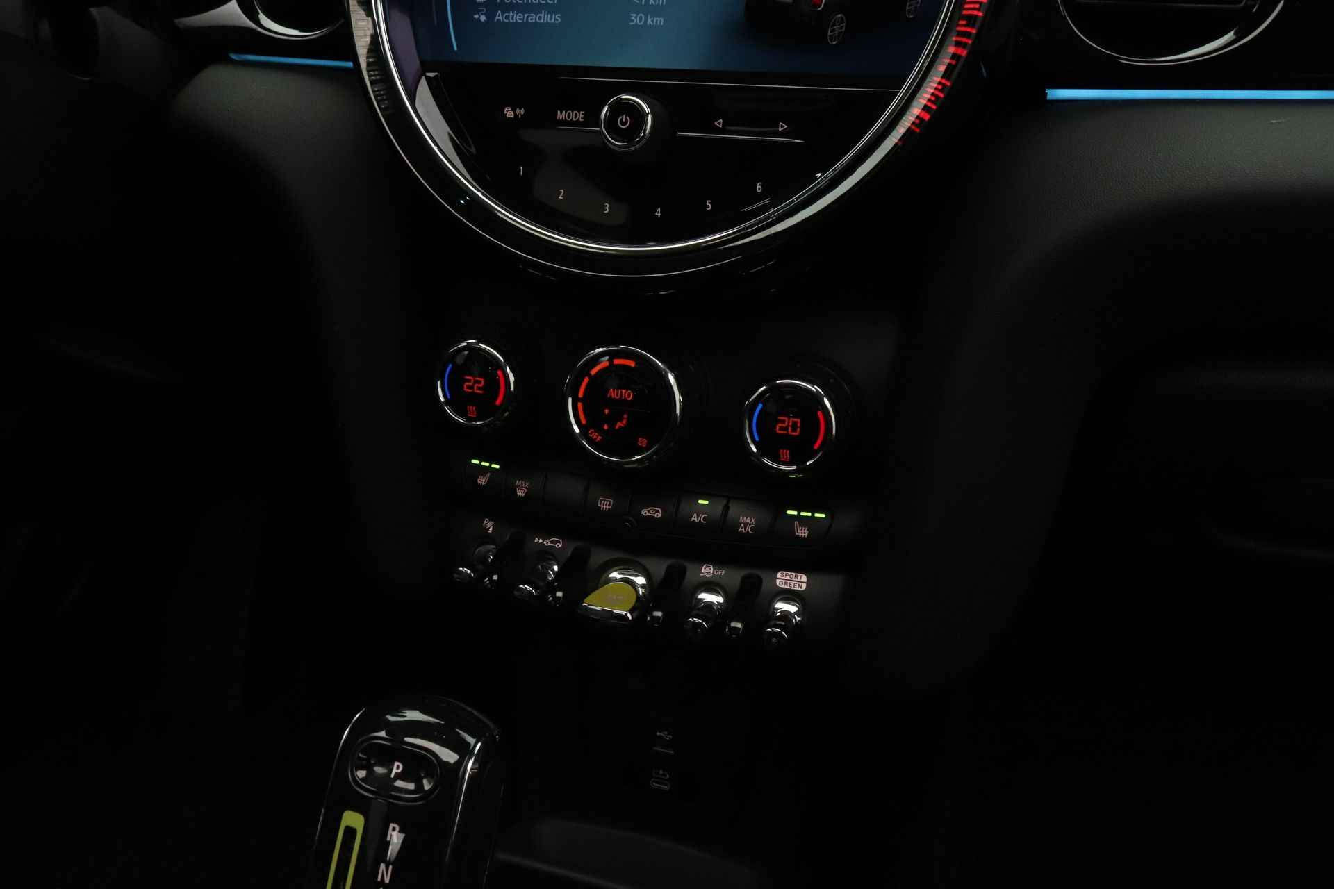 MINI Electric Classic 33 kWh | 16" LM Victory Spoke zwart | Harman-Kardon sound system |  MINI Navigatiesysteem | Park Assistant |  Glazen panoramadak | - 22/26