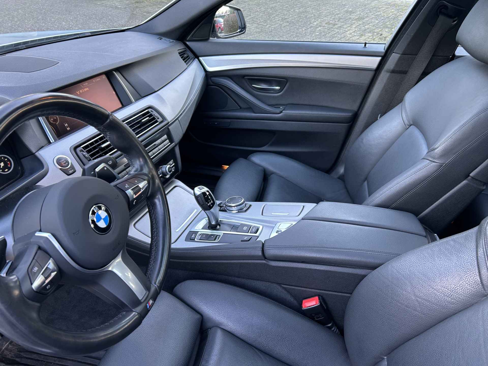 BMW 5 Serie Touring 520i M Sport Edition High Executive Pano, org. Ned auto - 14/16