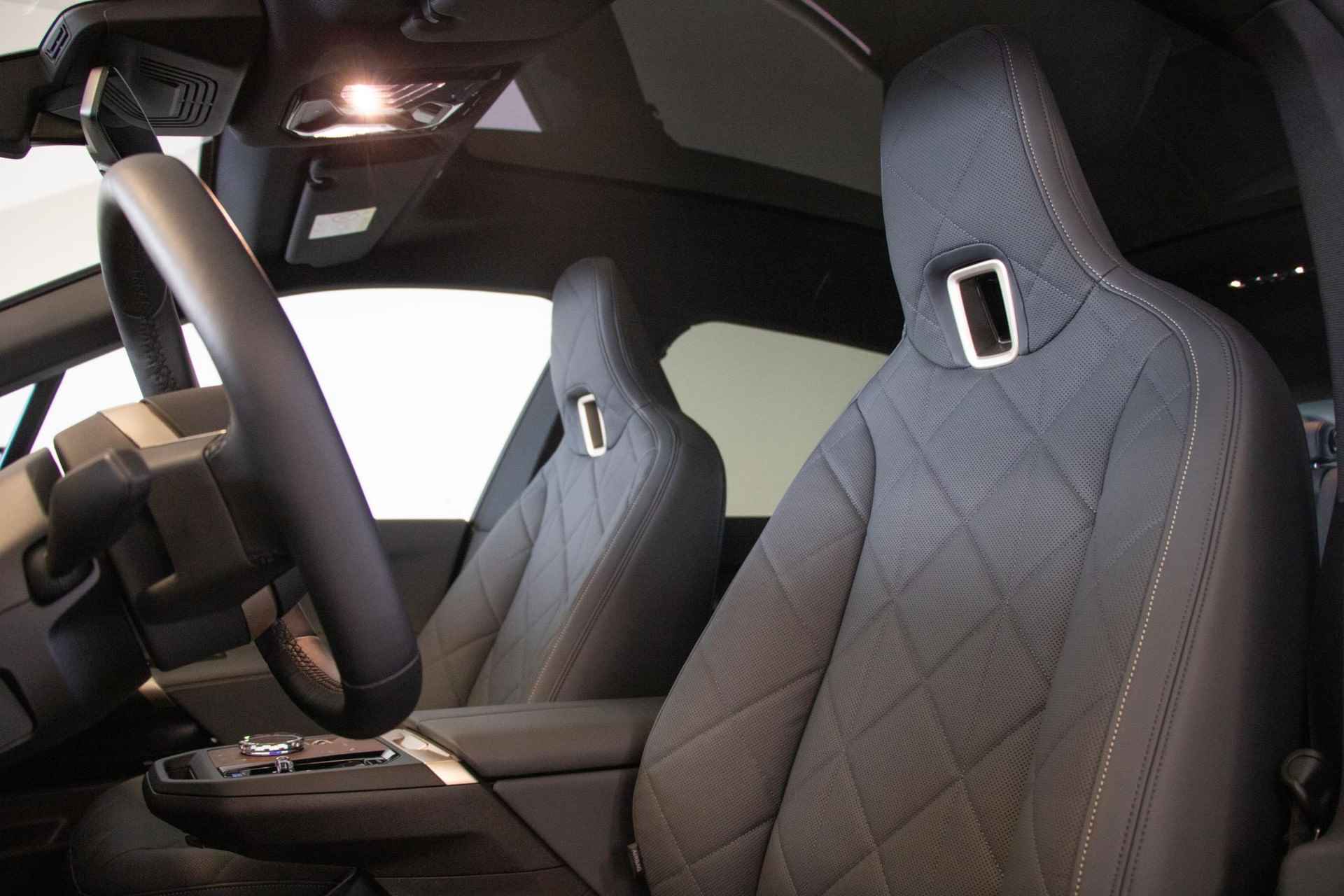 BMW iX xDrive40 Glazen panoramadak Sky Lounge | Trekhaak met elektrisch wegklapbare kogel - 9/35