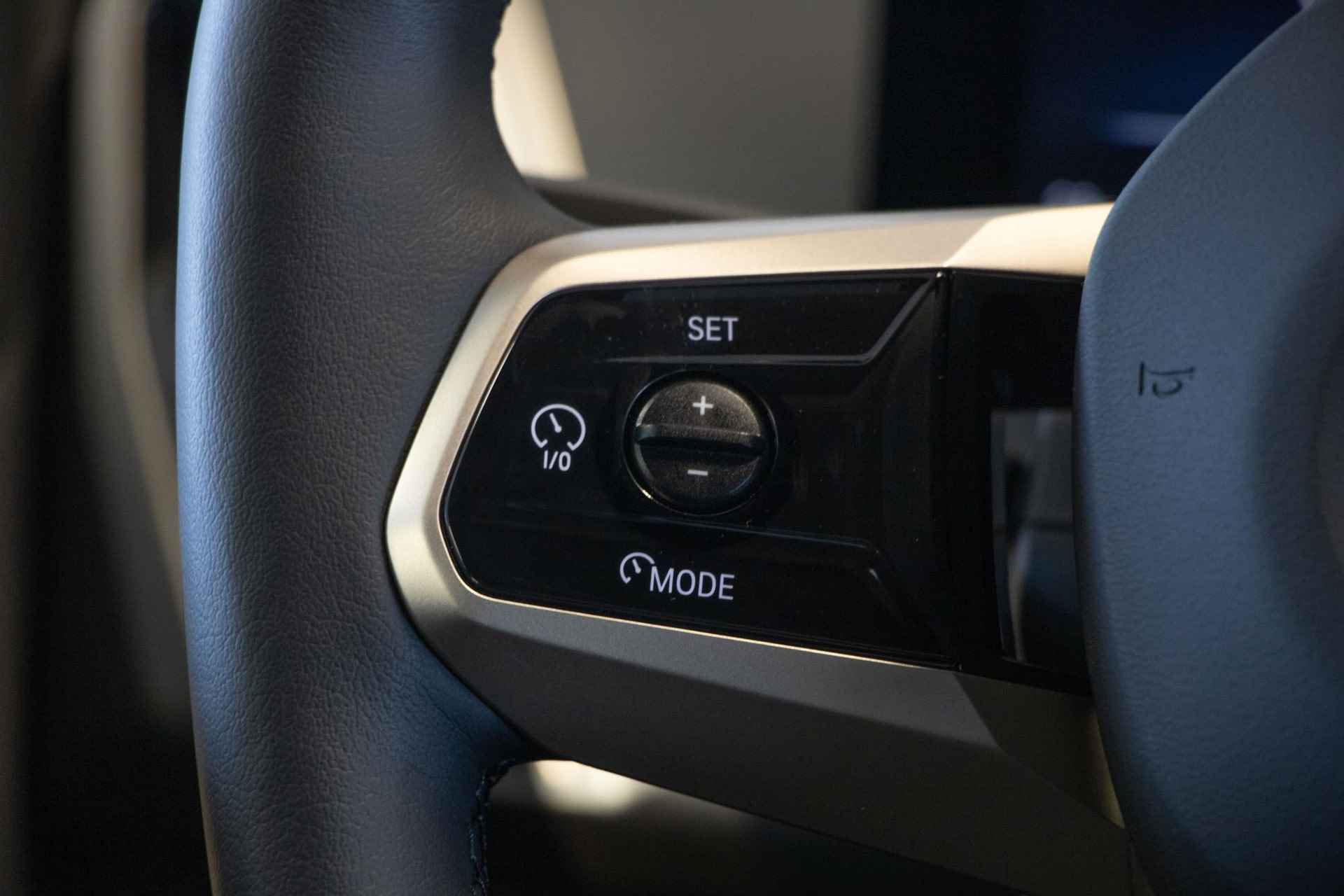 BMW iX xDrive40 Glazen panoramadak Sky Lounge | Trekhaak met elektrisch wegklapbare kogel - 11/35