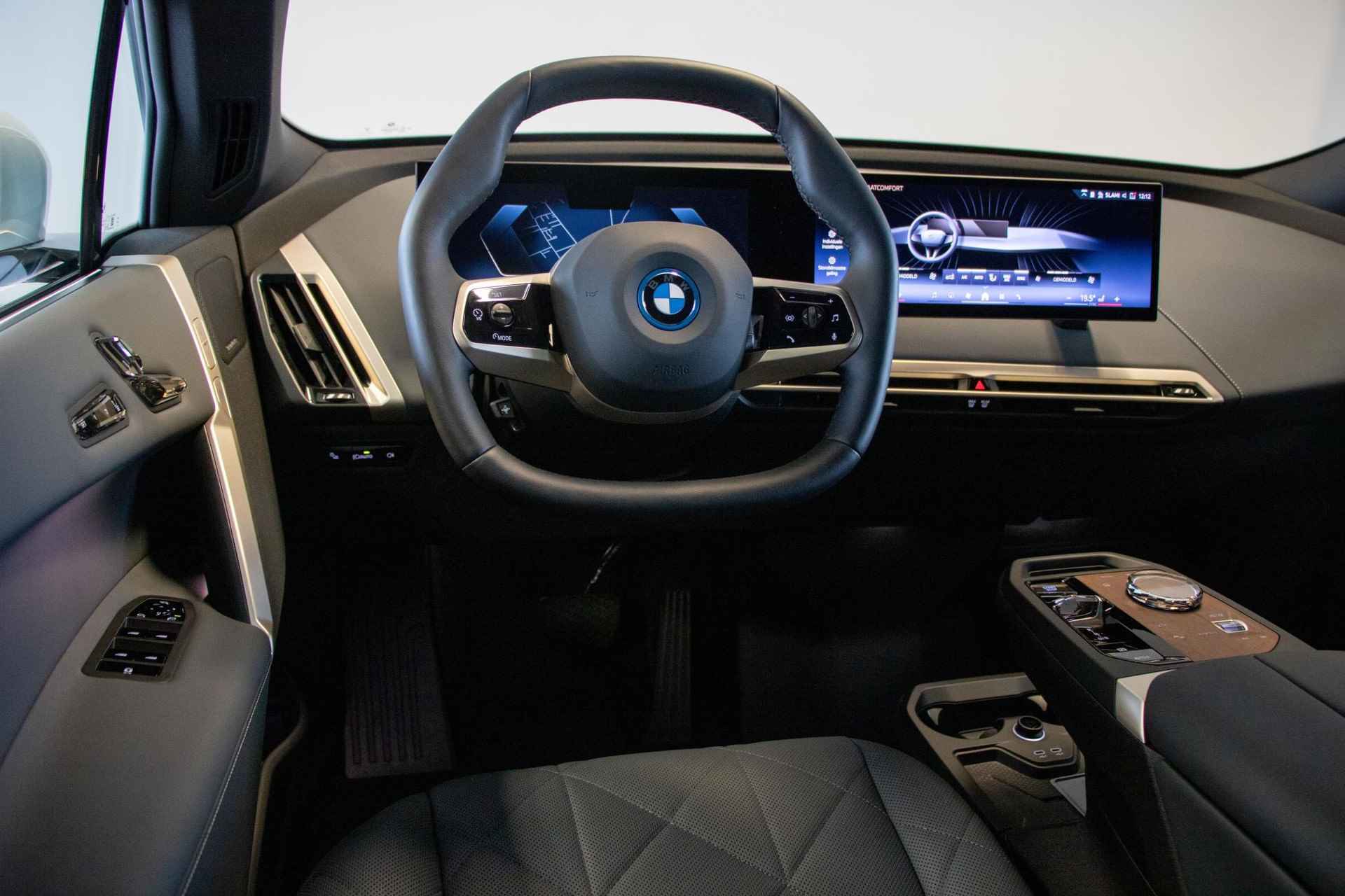 BMW iX xDrive40 Glazen panoramadak Sky Lounge | Trekhaak met elektrisch wegklapbare kogel - 12/35