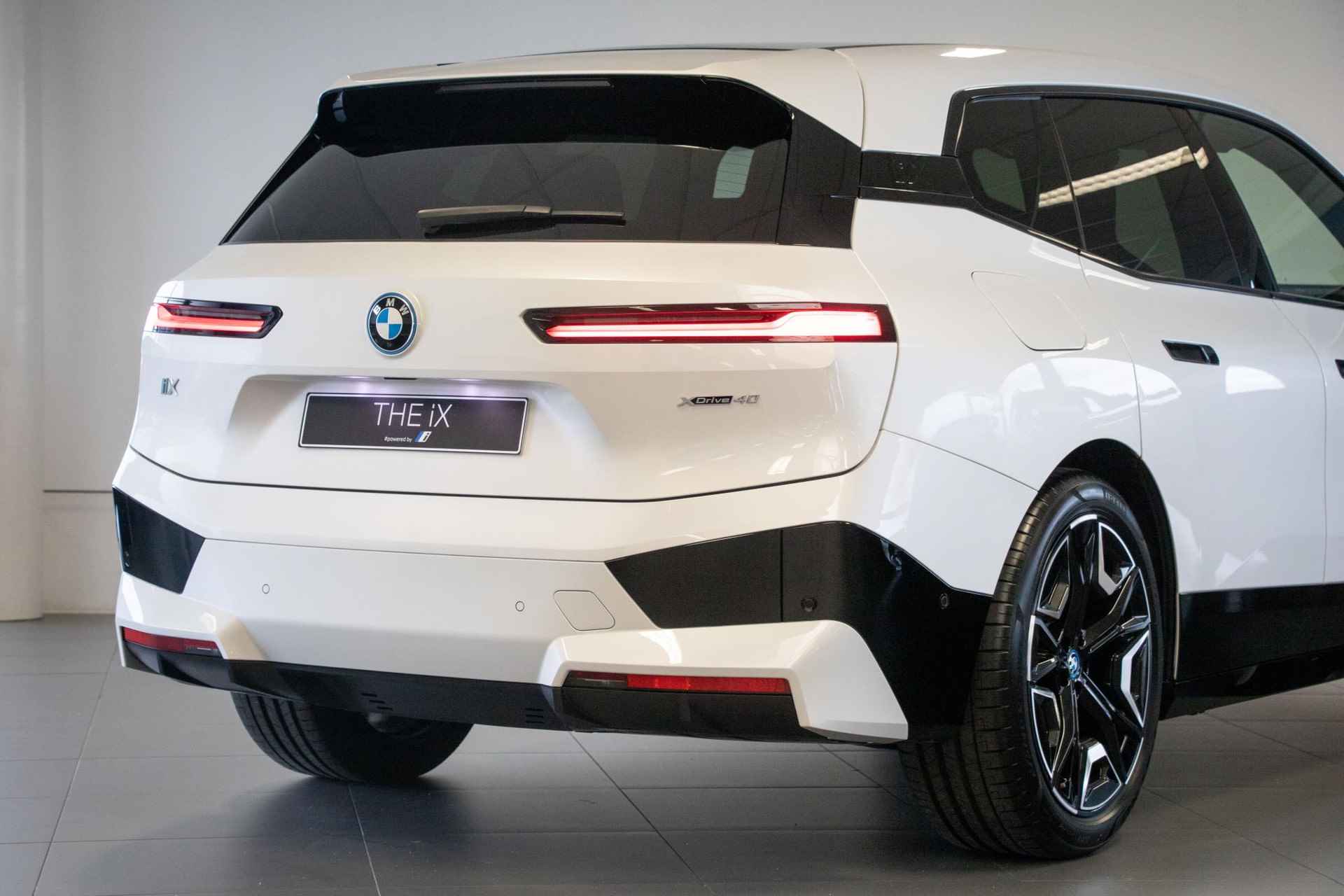 BMW iX xDrive40 Glazen panoramadak Sky Lounge | Trekhaak met elektrisch wegklapbare kogel - 33/35