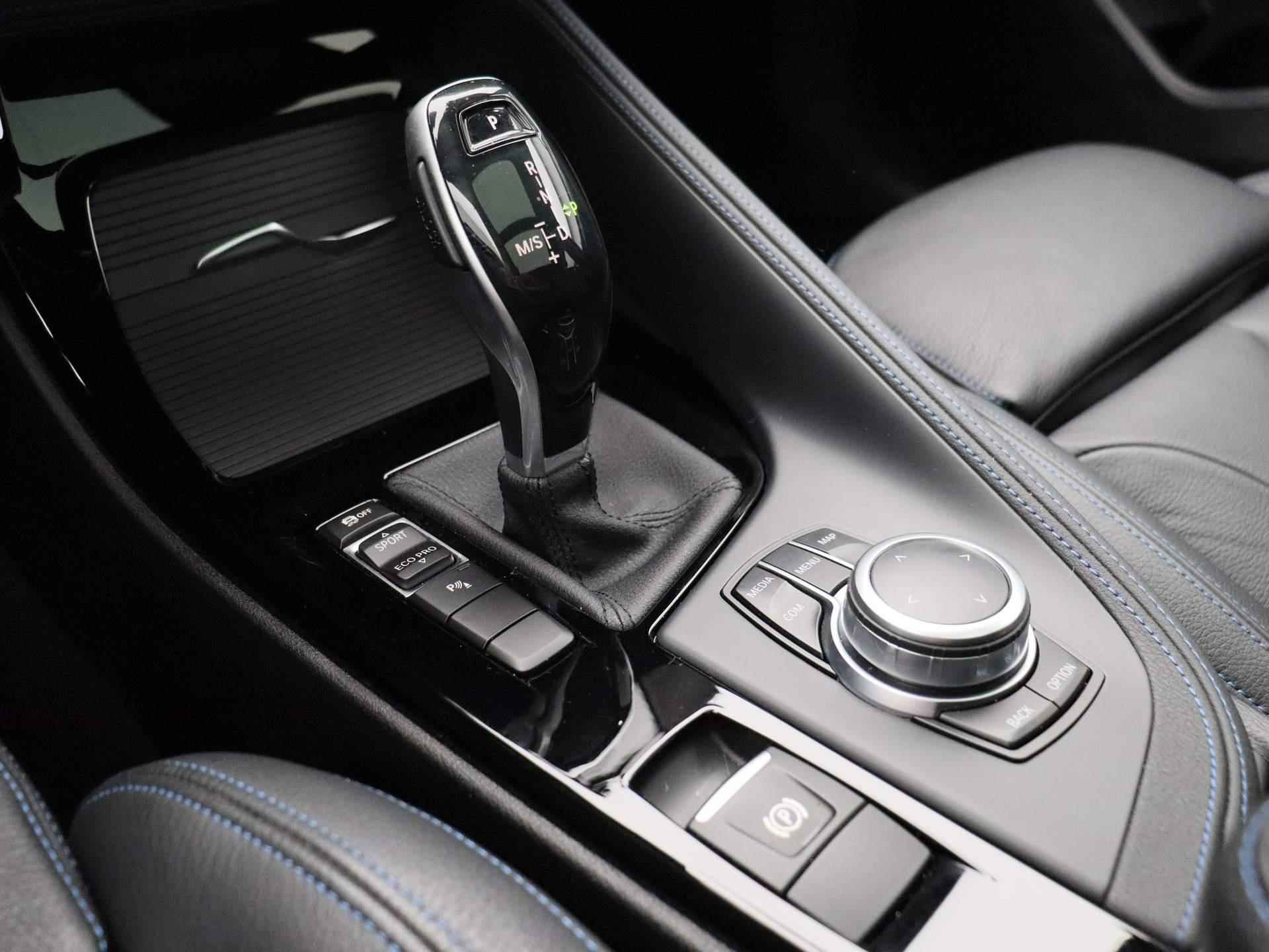 BMW X2 sDrive18i High Executive | Leder Interieur | Schuifdak | Navigatie | Stoelverwarming | Parkeersensoren | - 18/46