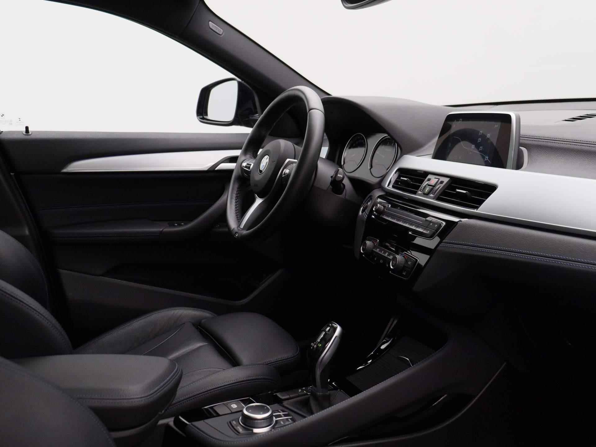 BMW X2 sDrive18i High Executive | Leder Interieur | Schuifdak | Navigatie | Stoelverwarming | Parkeersensoren | - 30/46