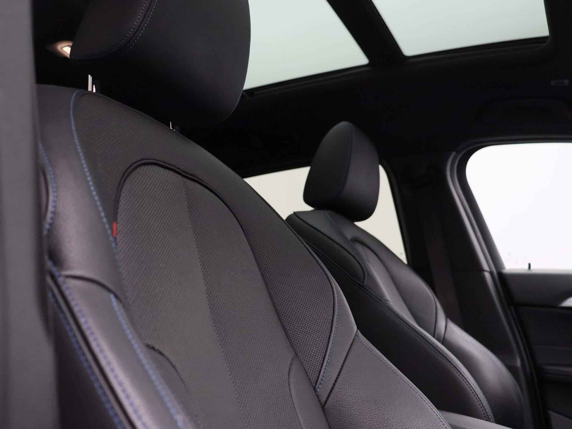 BMW X2 sDrive18i High Executive | Leder Interieur | Schuifdak | Navigatie | Stoelverwarming | Parkeersensoren | - 33/46