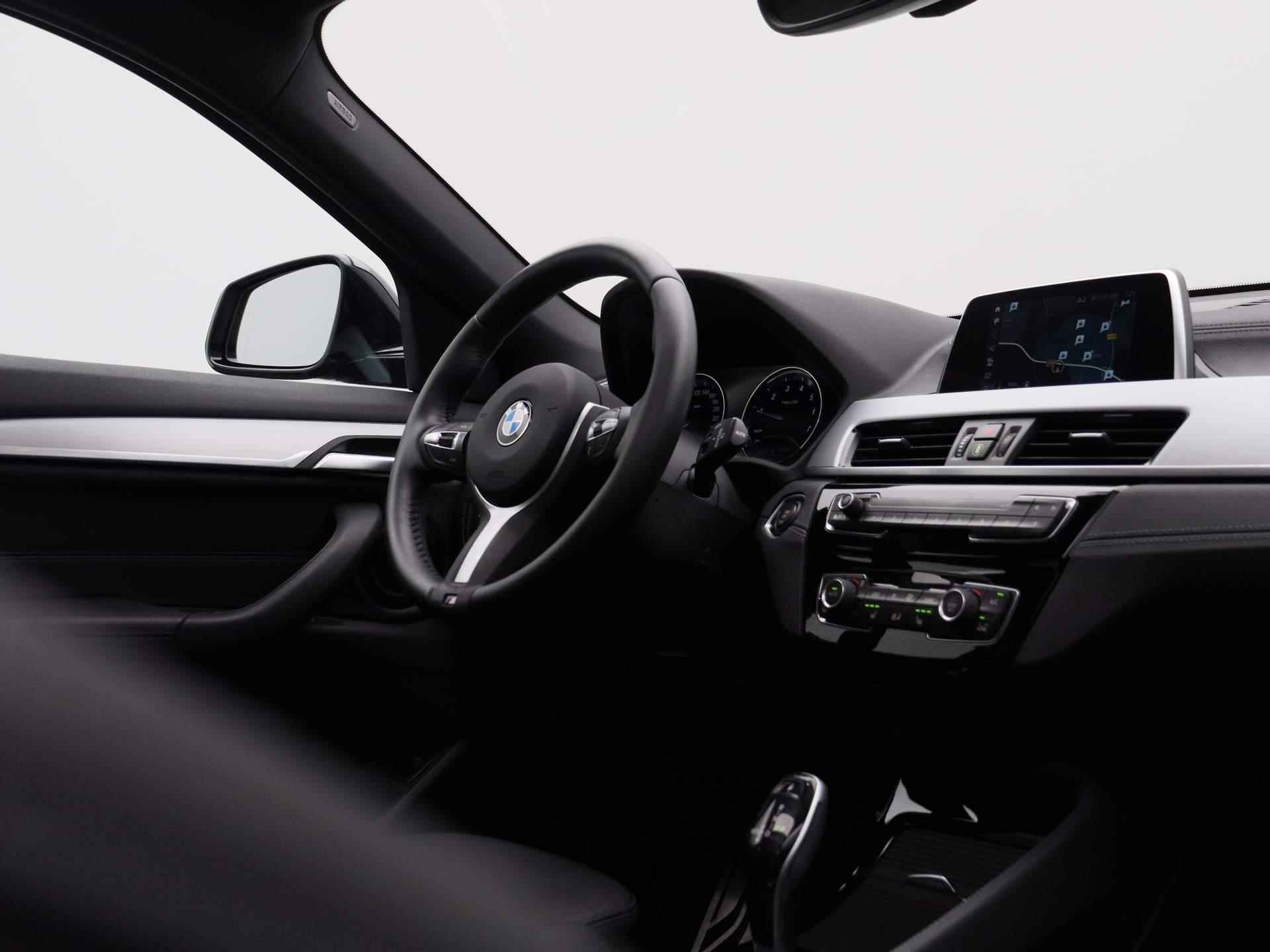 BMW X2 sDrive18i High Executive | Leder Interieur | Schuifdak | Navigatie | Stoelverwarming | Parkeersensoren | - 35/46