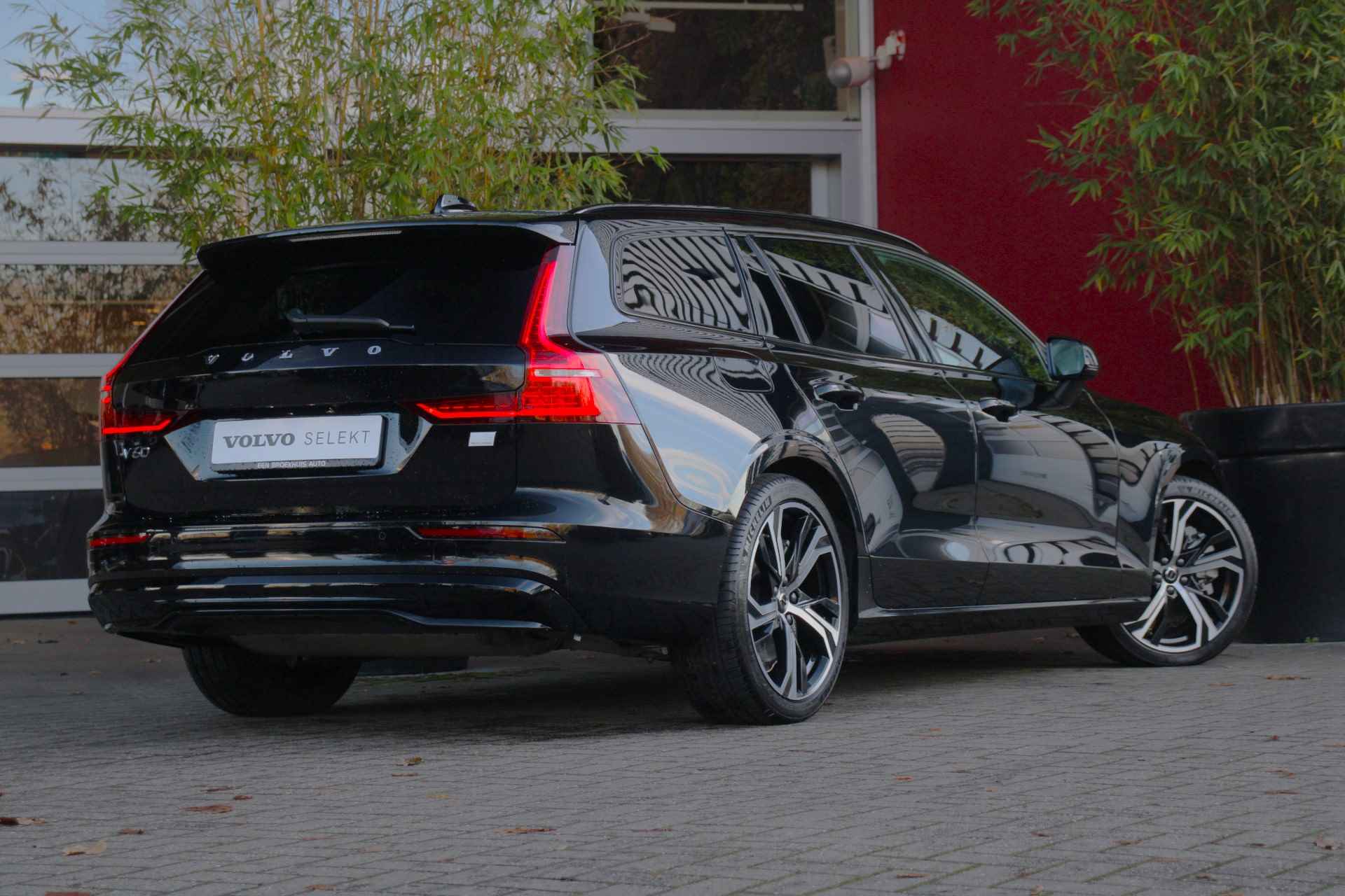 Volvo V60 2.0 T6 Recharge AWD Plus Dark | Stuur/stoelverwarming | Adaptieve Cruise met Stuurhulp | Memory Seats | Apple CarPlay | Achterui - 3/25