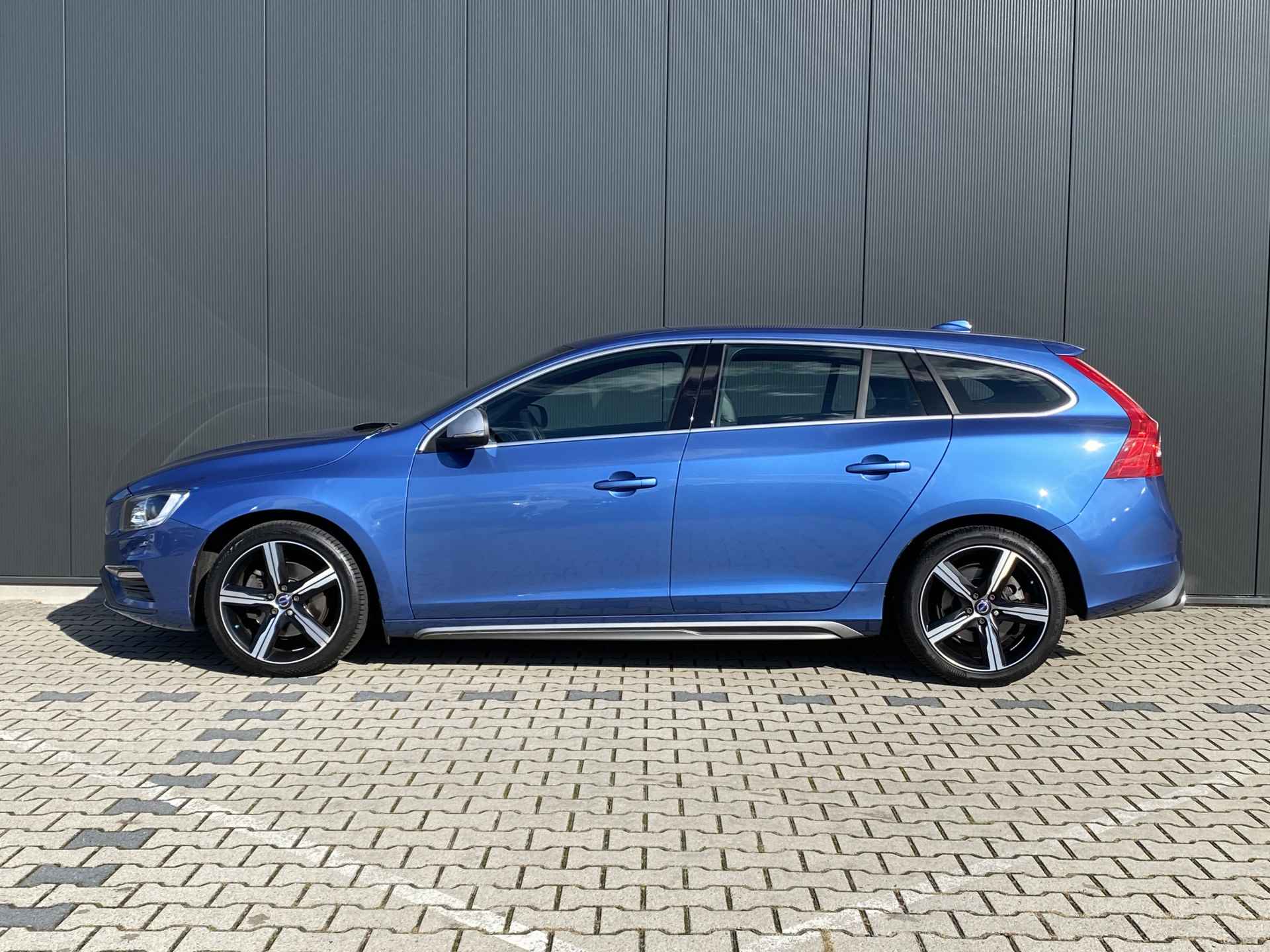 Volvo V60 2.0 T4 Business Sport R-Design | Bi-Xenon | Trekhaak | Stoelverwarming | Standkachel | Camera - 4/36