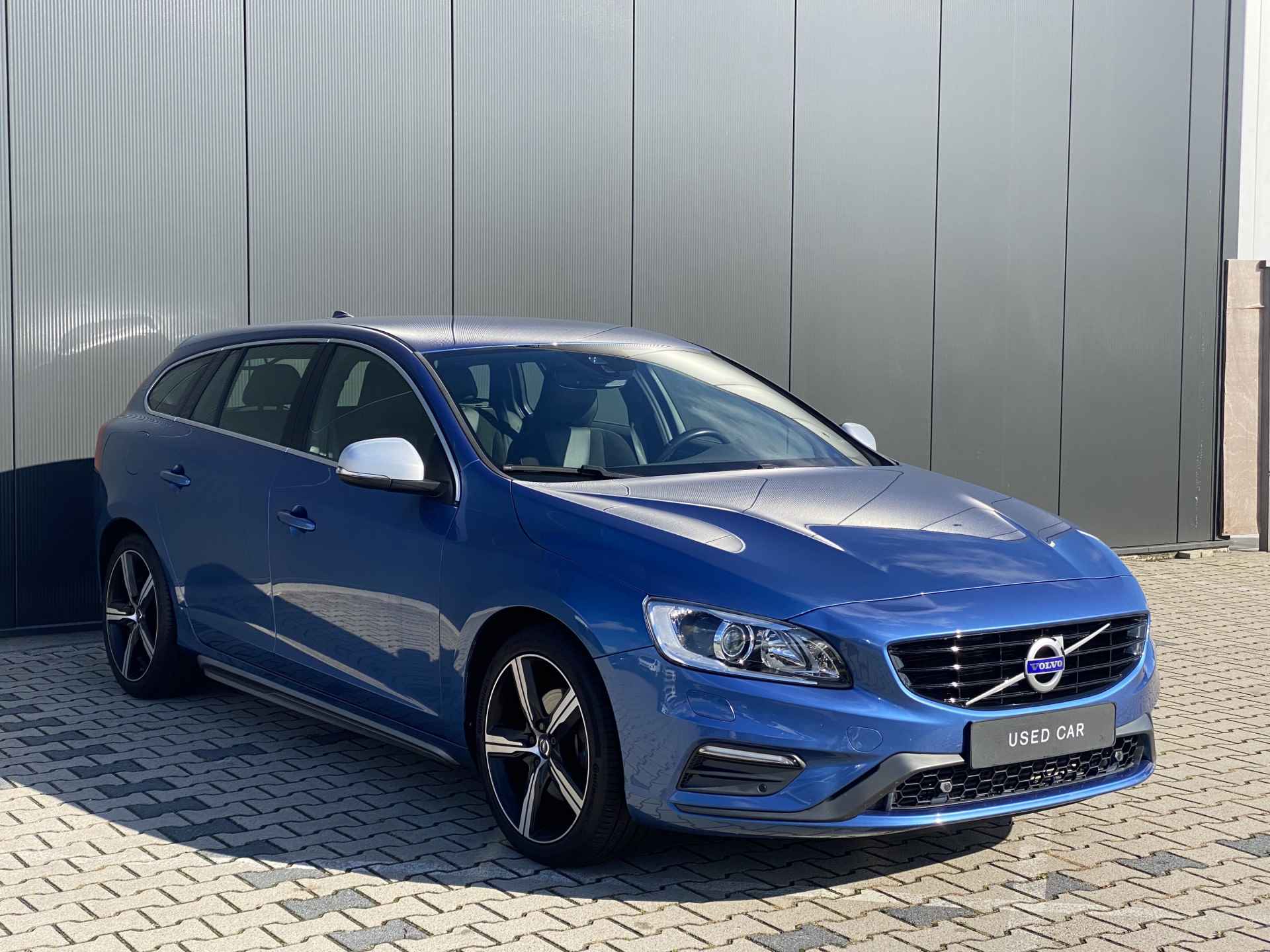 Volvo V60 2.0 T4 Business Sport R-Design | Bi-Xenon | Trekhaak | Stoelverwarming | Standkachel | Camera - 32/36