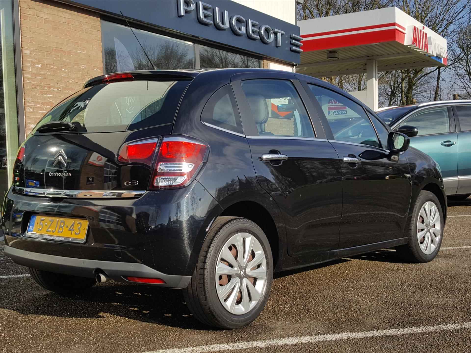 CITROEN C3 1.2 PureTech 82pk Cruise & Climate control | Parkeersensoren achter | Bluetooth | Radio & CD-speler | DEALER ONDERHOUDEN! - 4/44