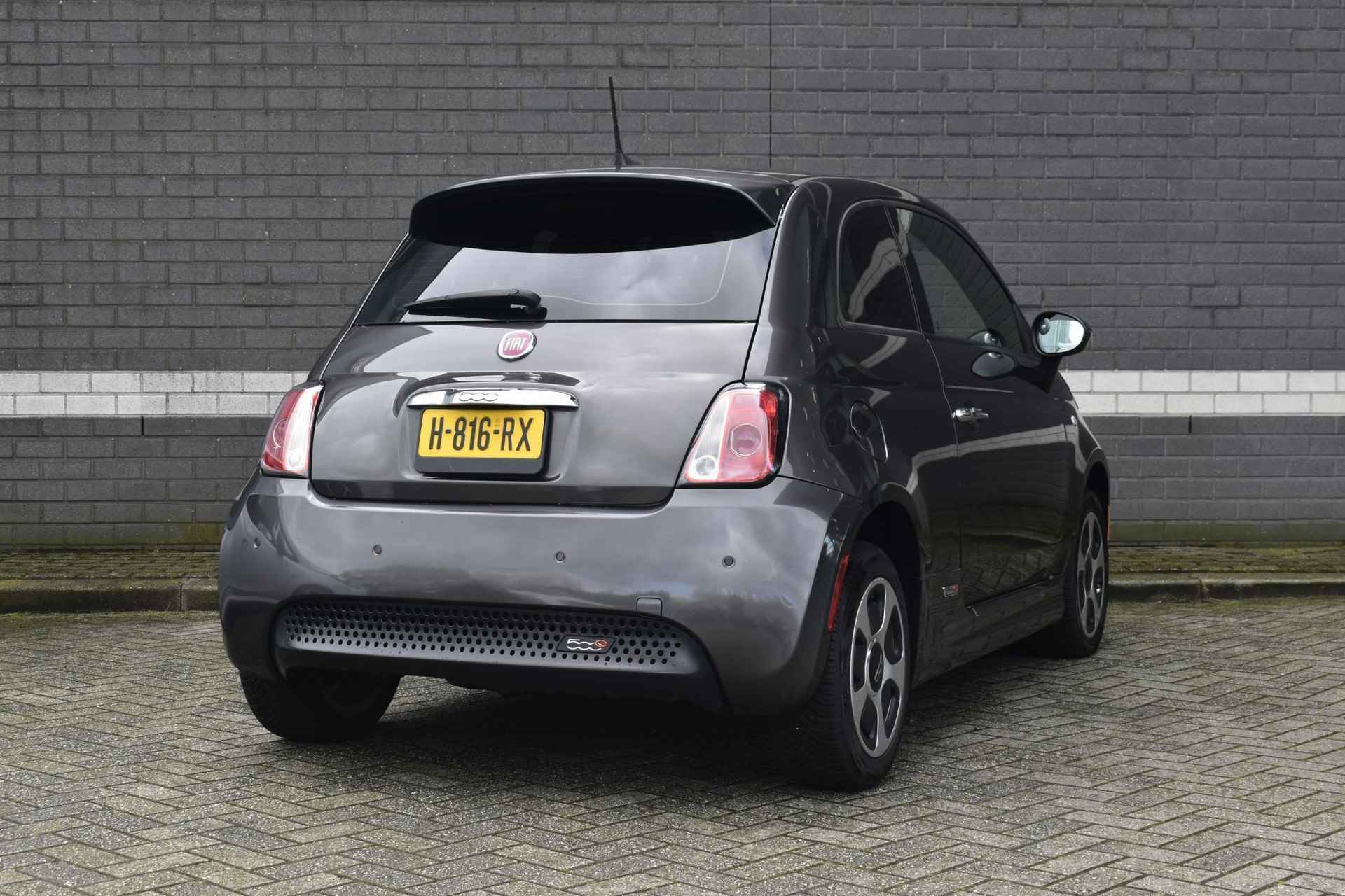 Fiat 500 E 24kwh / Stoelverwarming / Navigatie / Parkeersensoren - 2/22