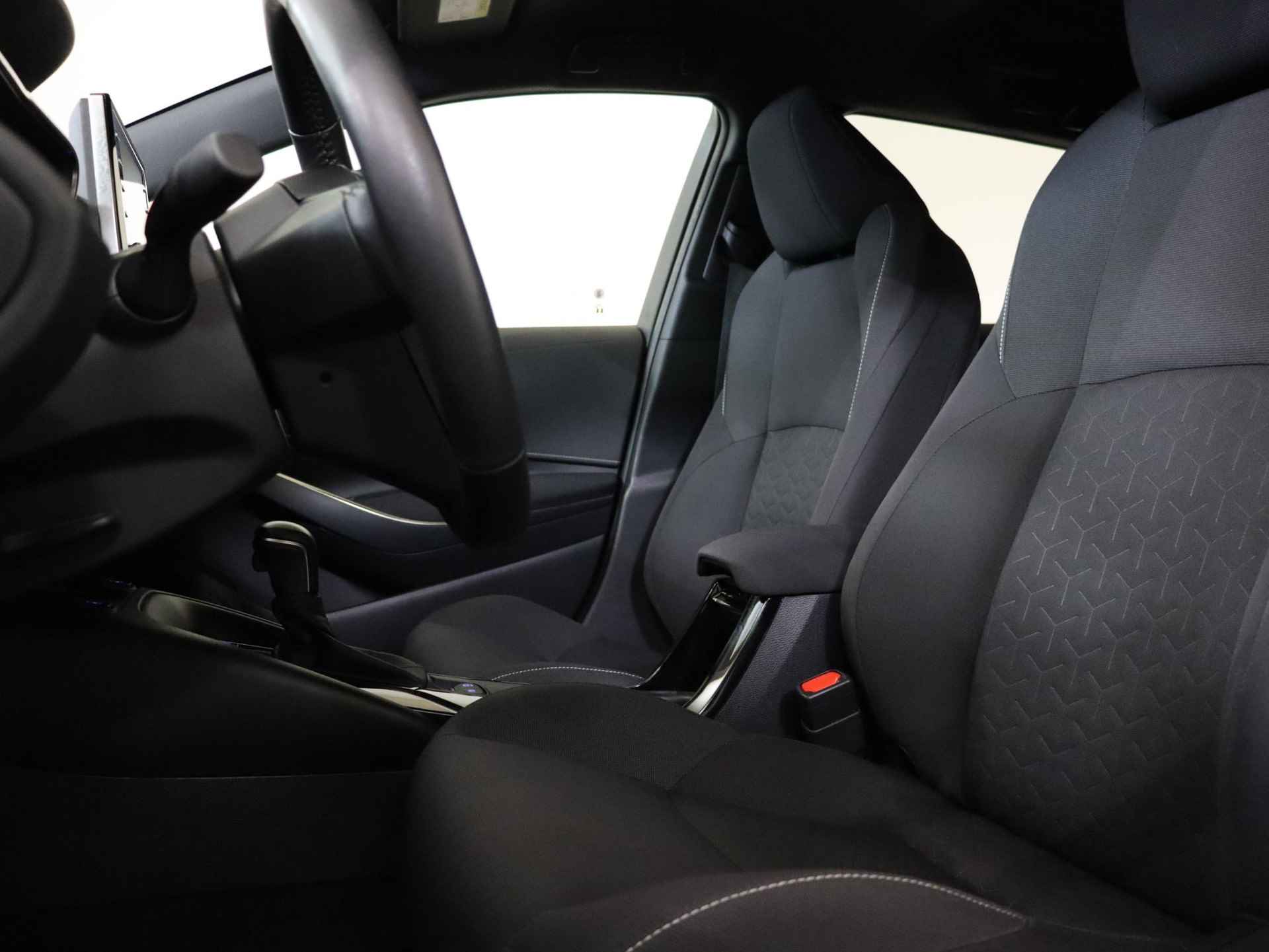 Toyota Corolla Touring Sports 1.8 Hybrid Business Plus | Parkeersensoren | BSM | Stuurverwarming | Draadloos opladen | Apple carplay | Android auto | - 19/38