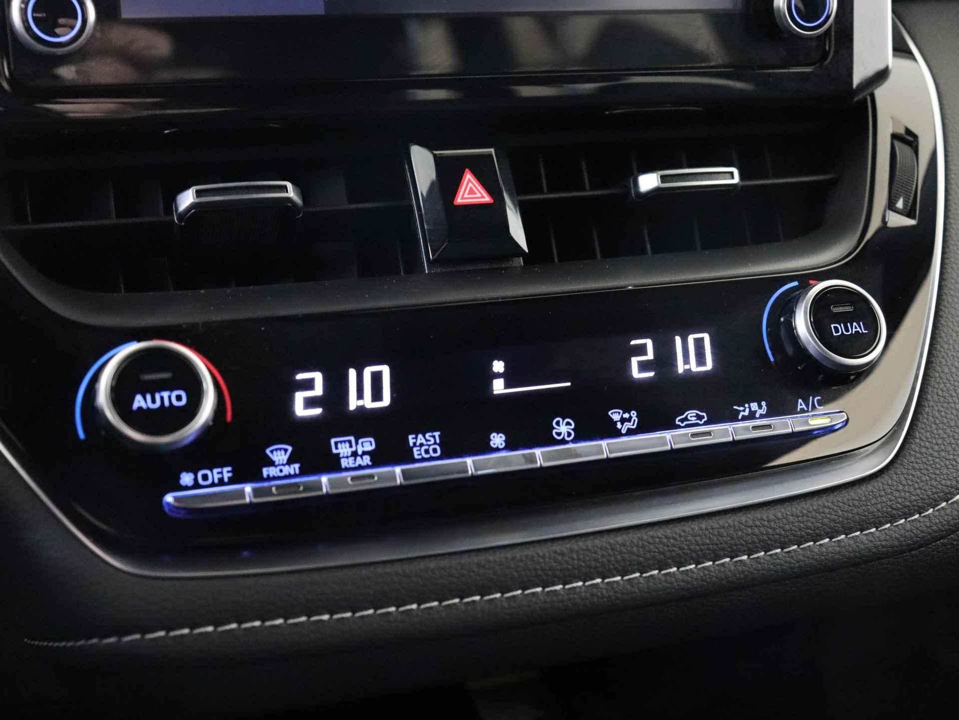 Toyota Corolla Touring Sports 1.8 Hybrid Business Plus | Parkeersensoren | BSM | Stuurverwarming | Draadloos opladen | Apple carplay | Android auto | - 29/38