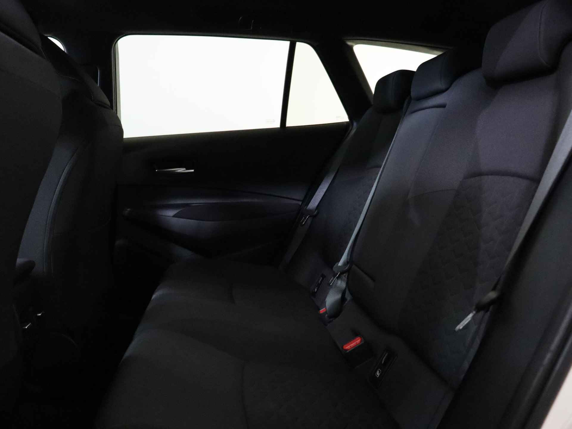 Toyota Corolla Touring Sports 1.8 Hybrid Business Plus | Parkeersensoren | BSM | Stuurverwarming | Draadloos opladen | Apple carplay | Android auto | - 32/38