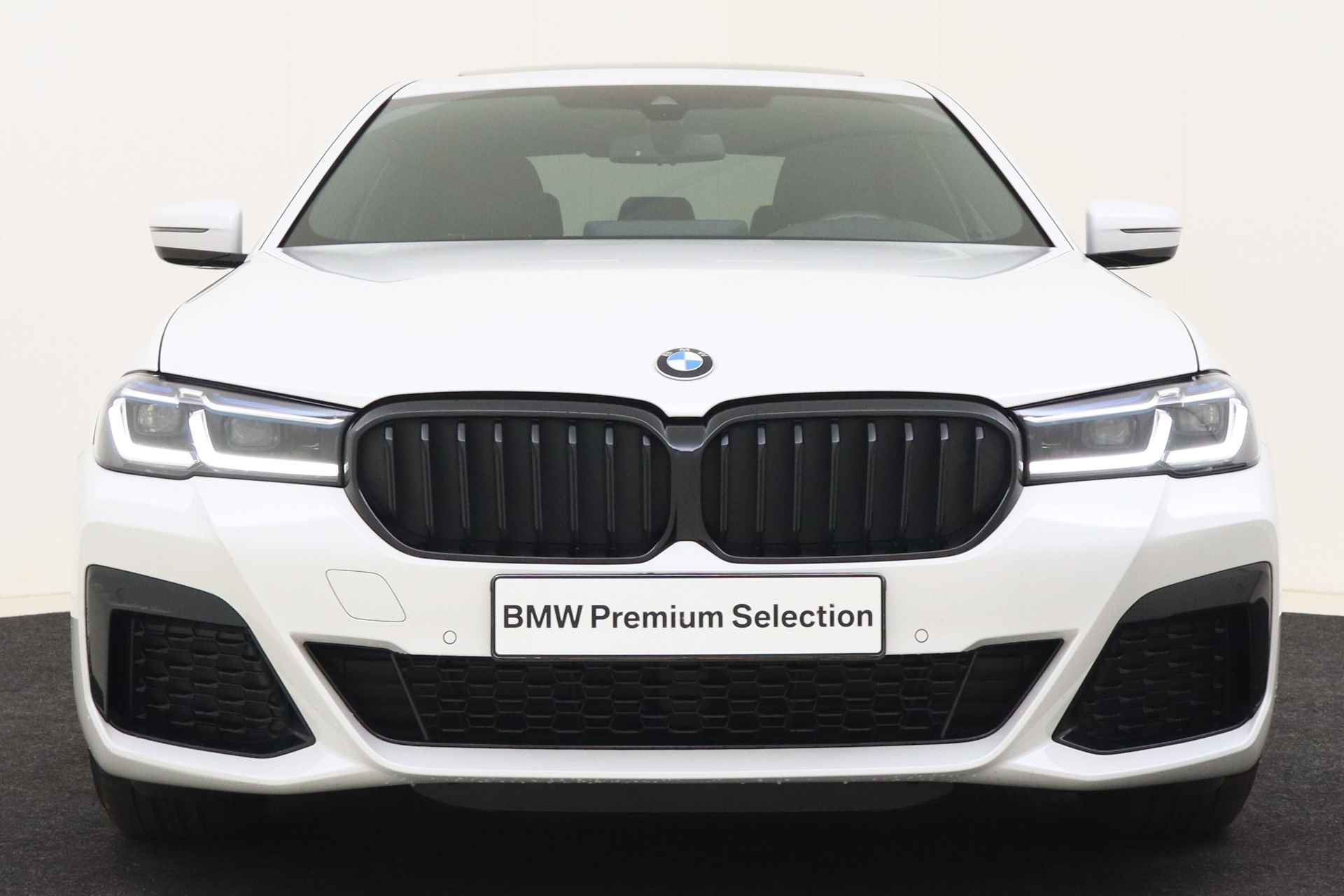 BMW 5 Serie 530i xDrive High Executive M Sport Automaat / Schuif-kanteldak / Trekhaak / Laserlight / Gesture Control / Head-Up / Parking Assistant / Harman Kardon - 5/61