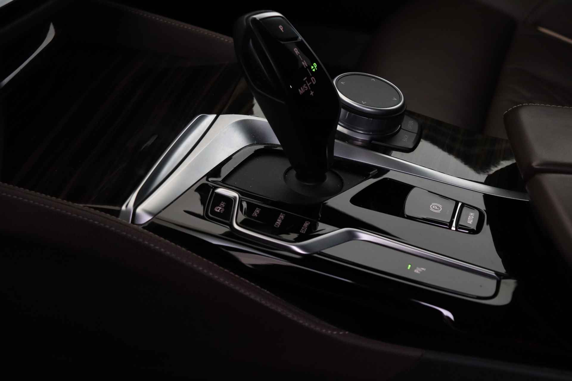 BMW 5 Serie 530i xDrive High Executive M Sport Automaat / Schuif-kanteldak / Trekhaak / Laserlight / Gesture Control / Head-Up / Parking Assistant / Harman Kardon - 7/61
