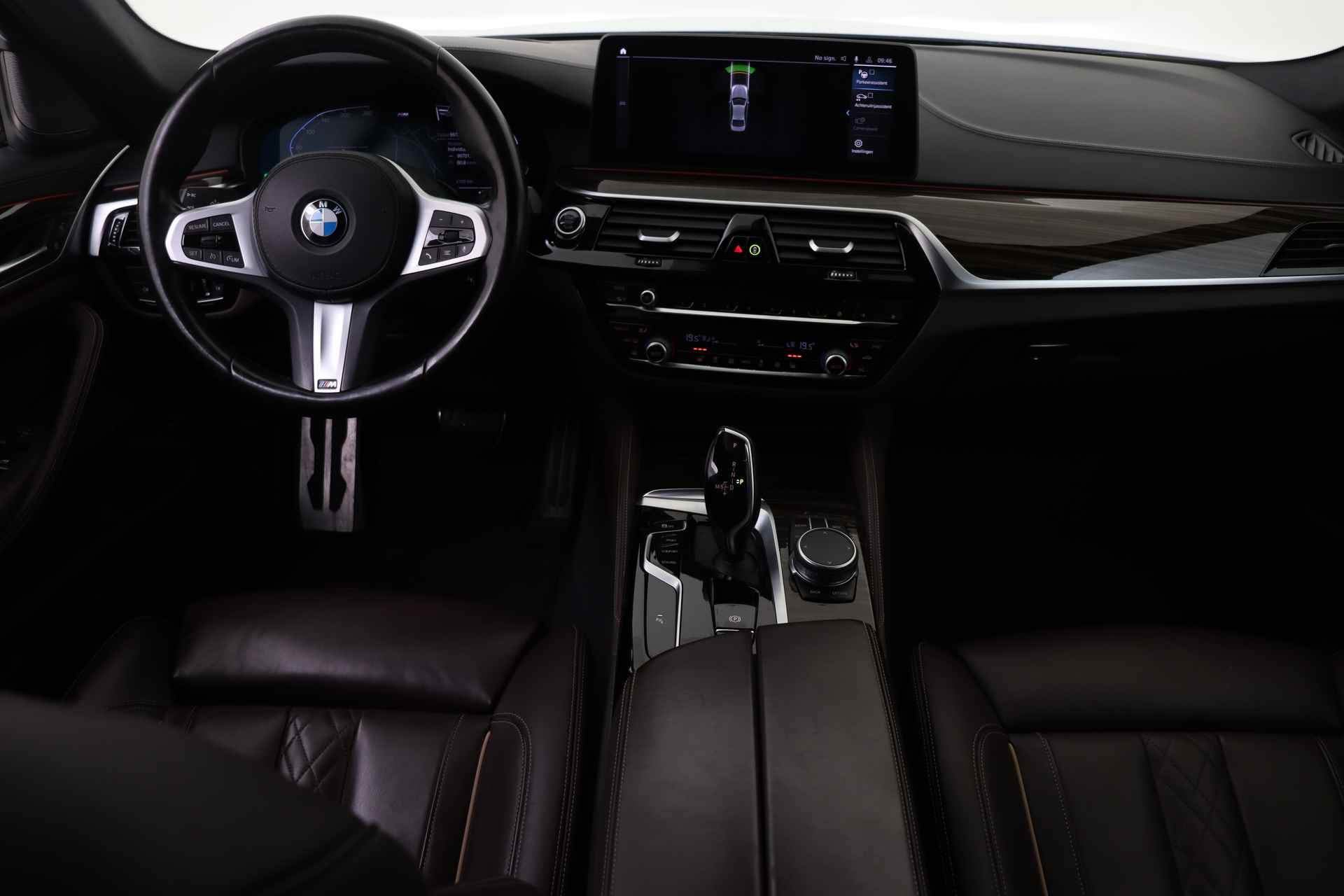 BMW 5 Serie 530i xDrive High Executive M Sport Automaat / Schuif-kanteldak / Trekhaak / Laserlight / Gesture Control / Head-Up / Parking Assistant / Harman Kardon - 24/61