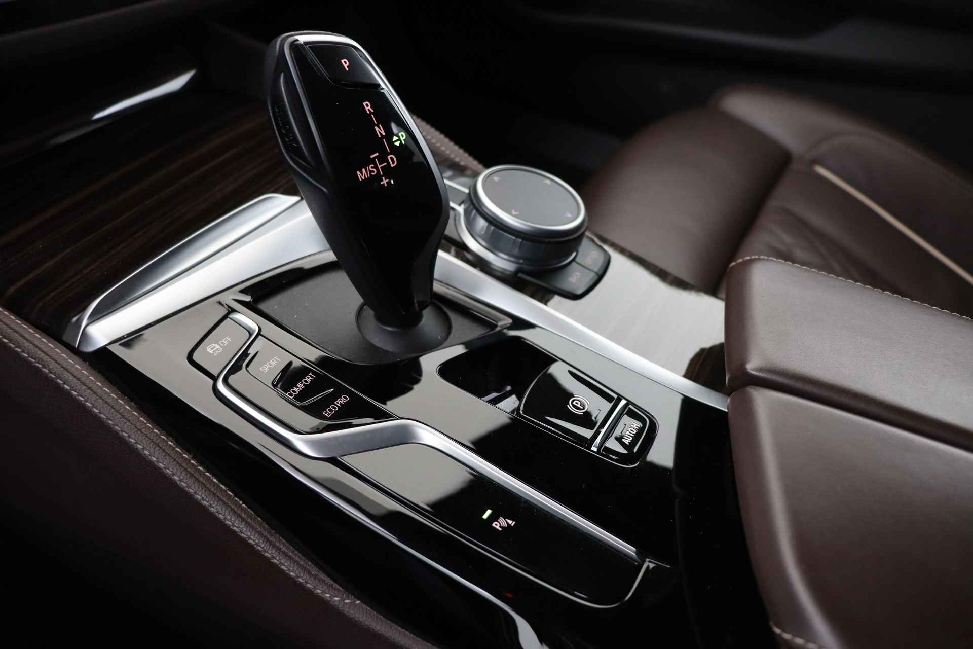 BMW 5 Serie 530i xDrive High Executive M Sport Automaat / Schuif-kanteldak / Trekhaak / Laserlight / Gesture Control / Head-Up / Parking Assistant / Harman Kardon - 29/61