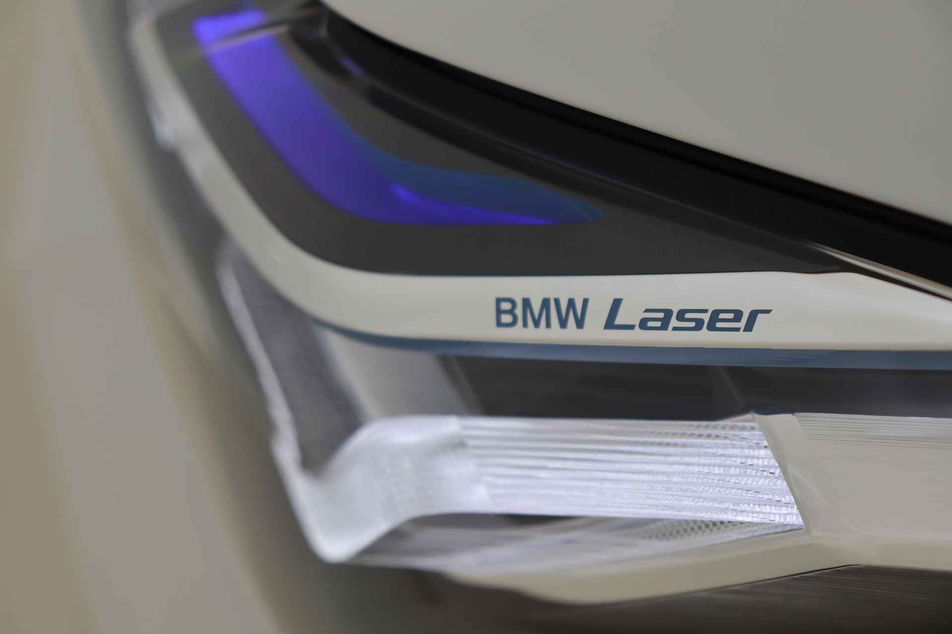 BMW 5 Serie 530i xDrive High Executive M Sport Automaat / Schuif-kanteldak / Trekhaak / Laserlight / Gesture Control / Head-Up / Parking Assistant / Harman Kardon - 53/61