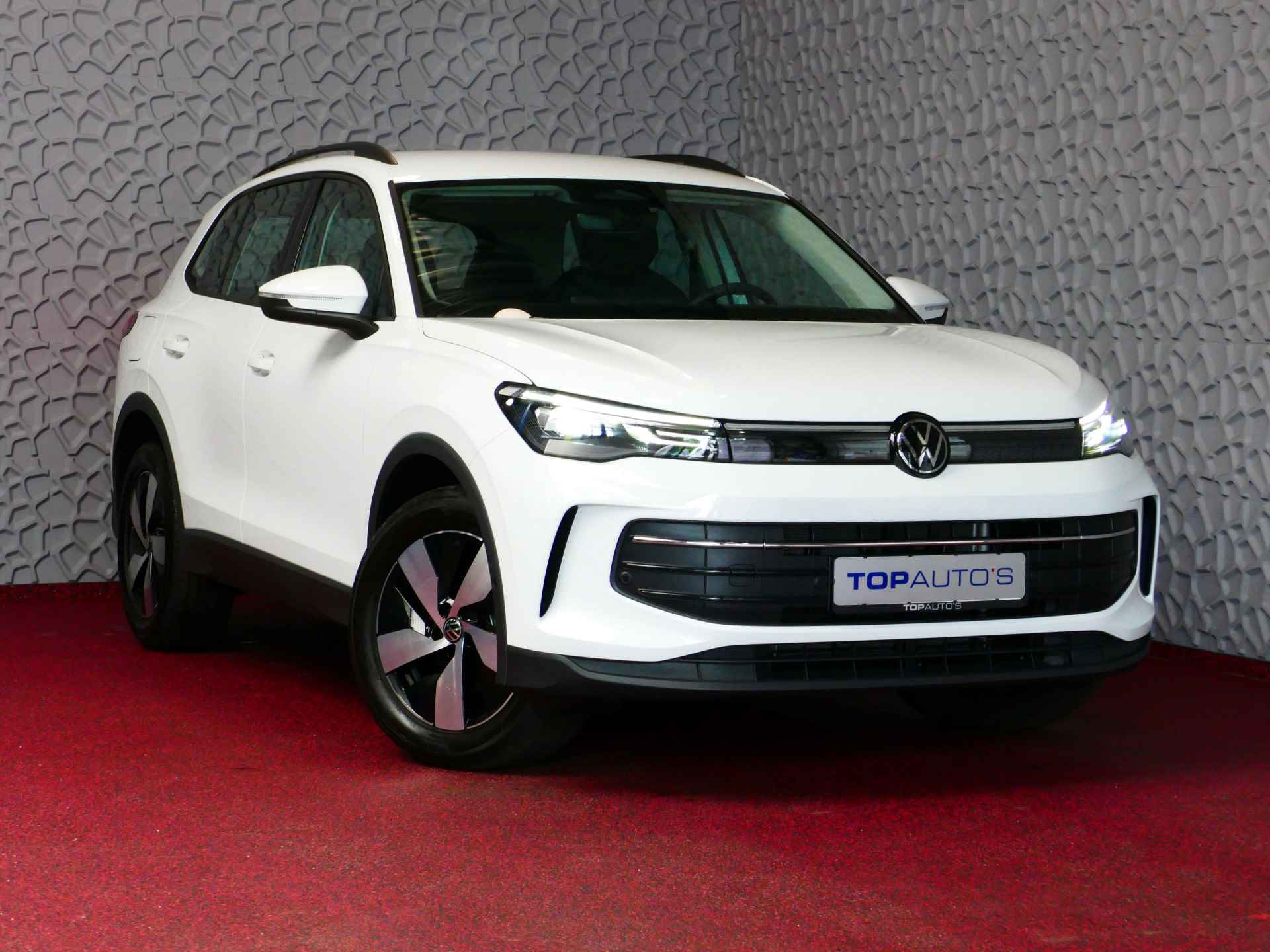 Volkswagen Tiguan 1.5 eTSI ✅NIEUWE AUTO✅ 150 LIFE EDTION NAVI CAMERA TREKHAAK STOEL/STUUR VERW. COMF.STOEL AMBIENTE LED 3/2024! 70 BIJNA NIEUWE VOLKSWAGEN'S UIT VOORRAAD LEVERBAAR - 63/89