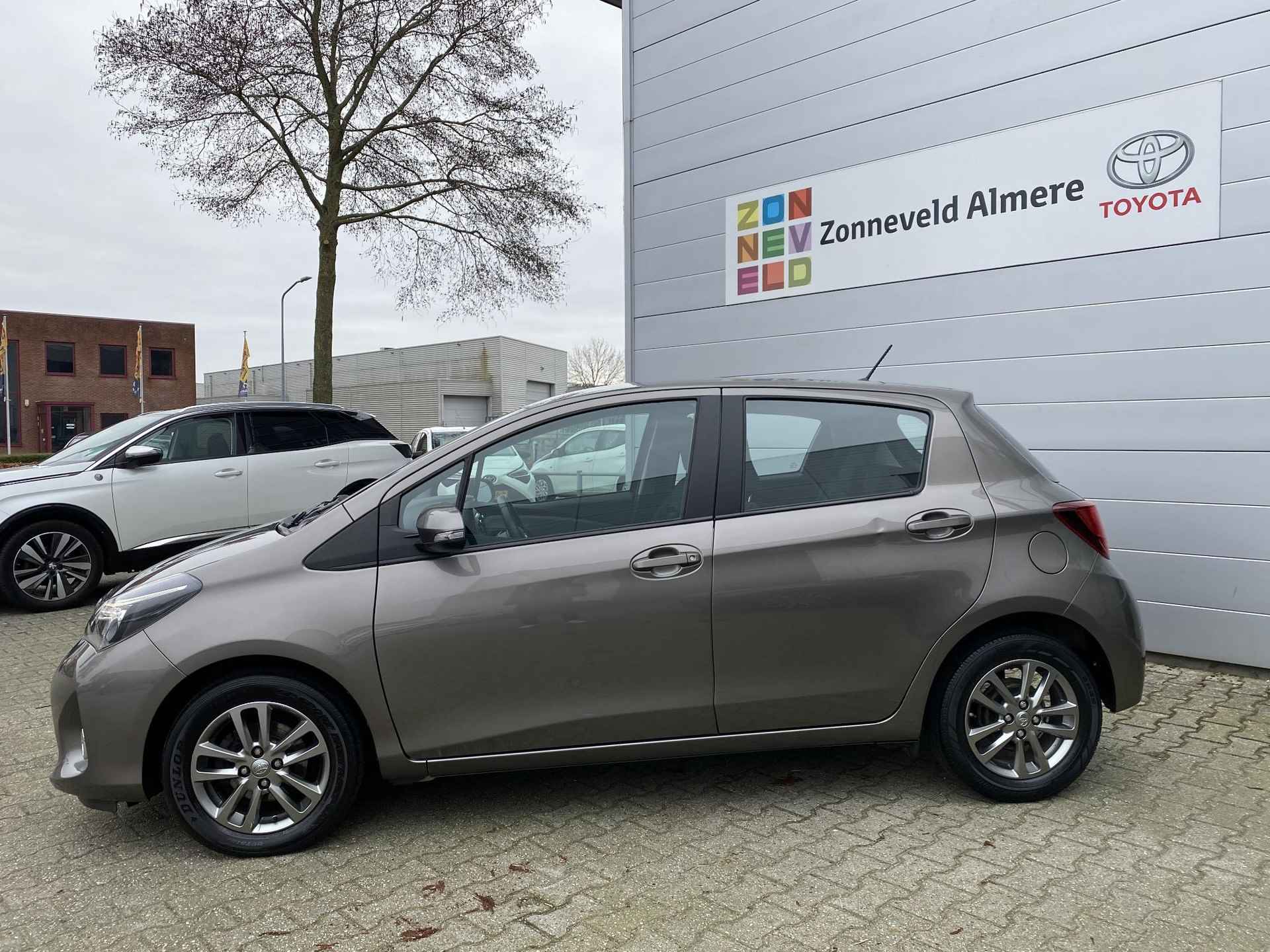 Toyota Yaris 1.3 VVT-i Trend Navigatie & Camera - 2/27