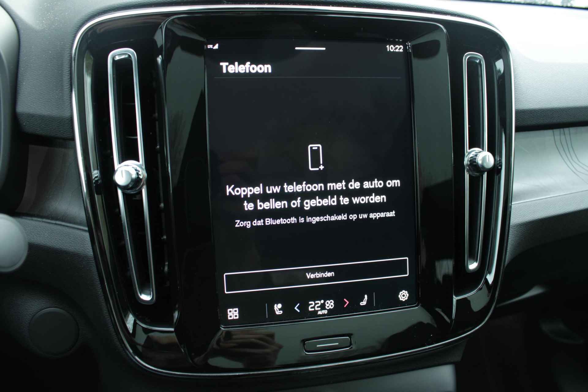 Volvo EC40 Recharge Single Motor Plus, Adaptieve Cruise Control, Pilot Assist, Verwarmbare voorstoelen + stuurwiel, Park Assist voor + achter, Parkeercamera, Panoramisch dak, Draadloos opladen telefoon, Keyless Entry, Getint Glas, Blind Spot Information, 20'' Lichtmetalen wielen - 17/26