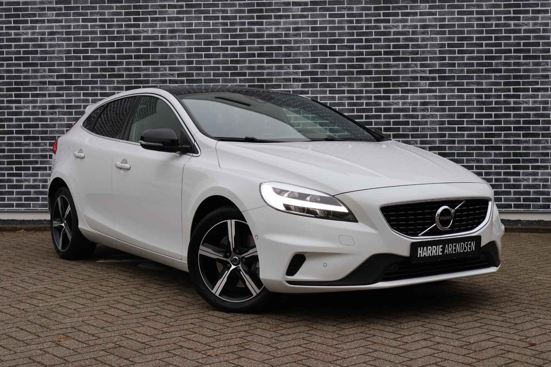 Volvo V40 1.5 T3 Polar+ Sport Automaat | Stoelverwarming | Navigatie | Panoramadak - 3/22