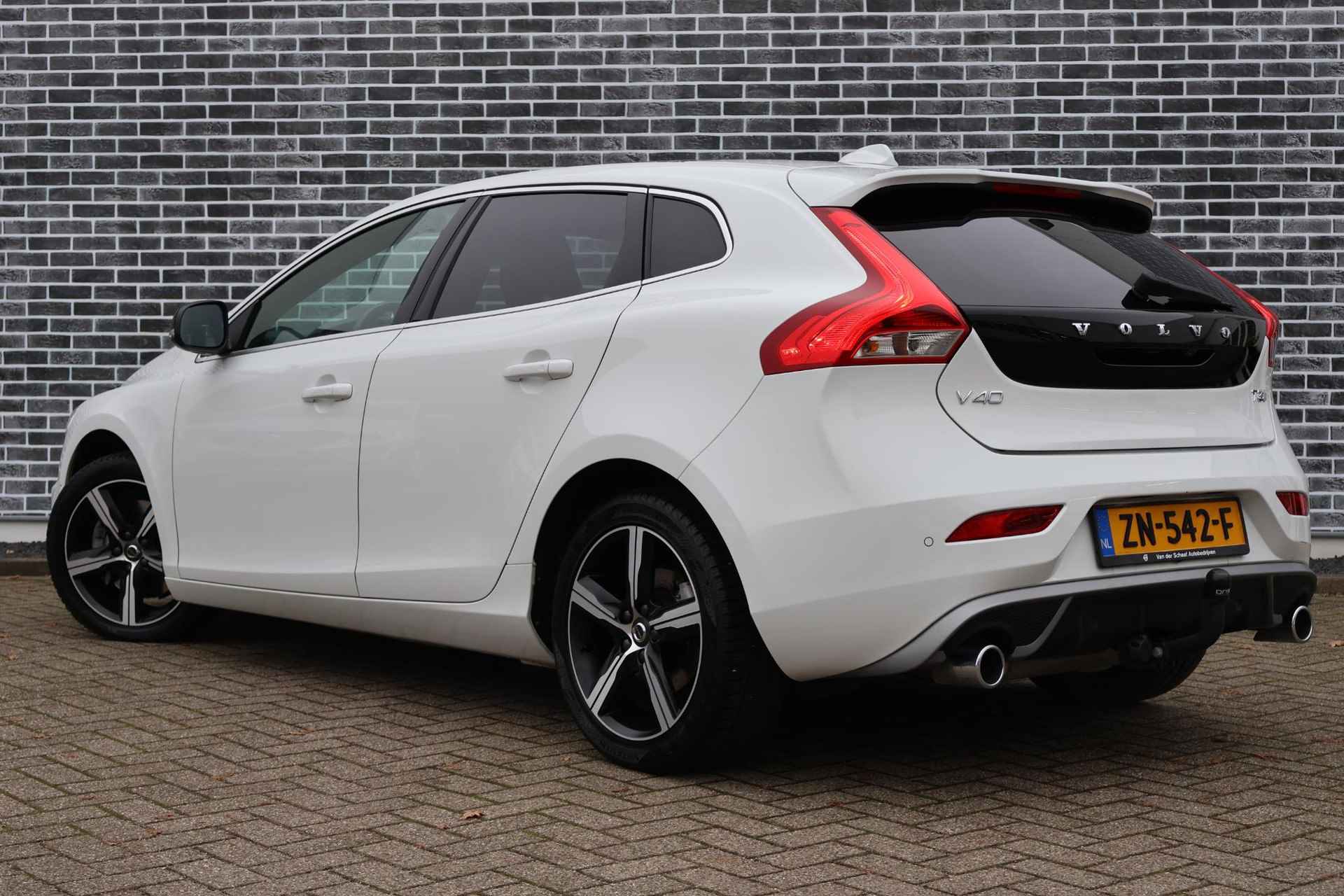 Volvo V40 1.5 T3 Polar+ Sport Automaat | Stoelverwarming | Navigatie | Panoramadak - 4/22