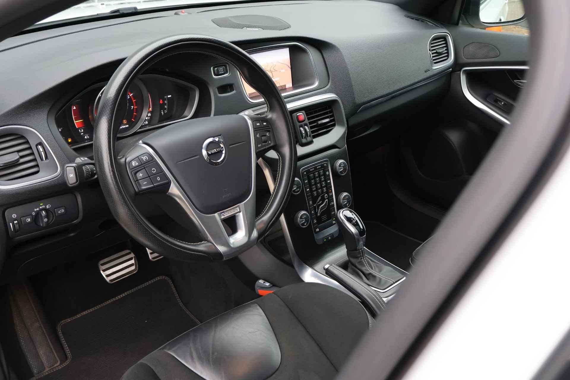 Volvo V40 1.5 T3 Polar+ Sport Automaat | Stoelverwarming | Navigatie | Panoramadak - 22/22