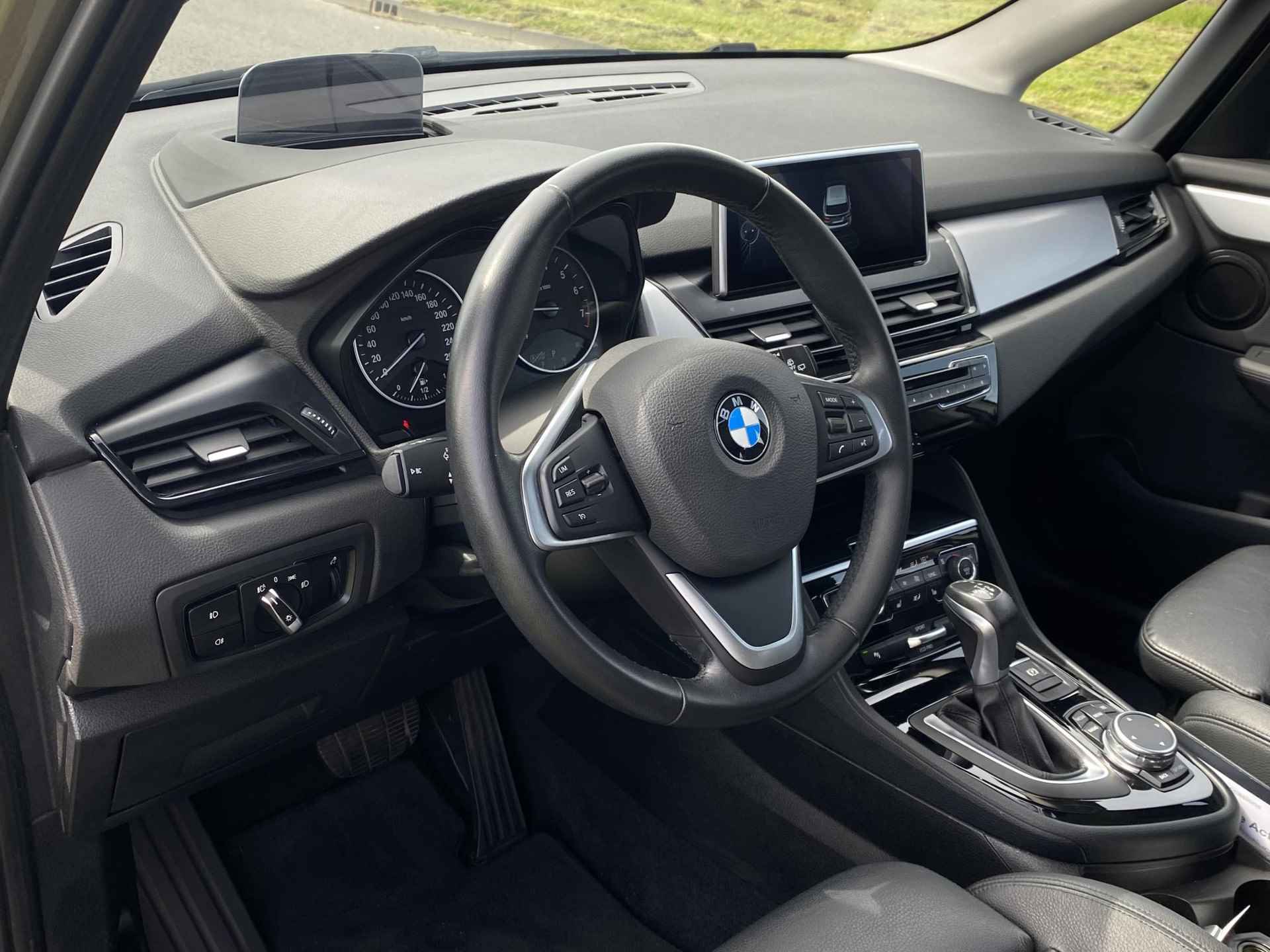 BMW 2-serie Active Tourer 220i High Executive | CruiseControl | HUD | LED | Navigatie | PDC V + A | Panoramadak | El.e achterklep | Sportstoelen | Climate Control | Lederen bekleding | - 9/36