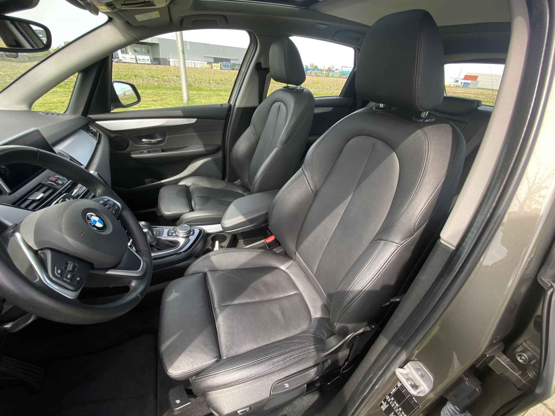 BMW 2-serie Active Tourer 220i High Executive | CruiseControl | HUD | LED | Navigatie | PDC V + A | Panoramadak | El.e achterklep | Sportstoelen | Climate Control | Lederen bekleding | - 12/36