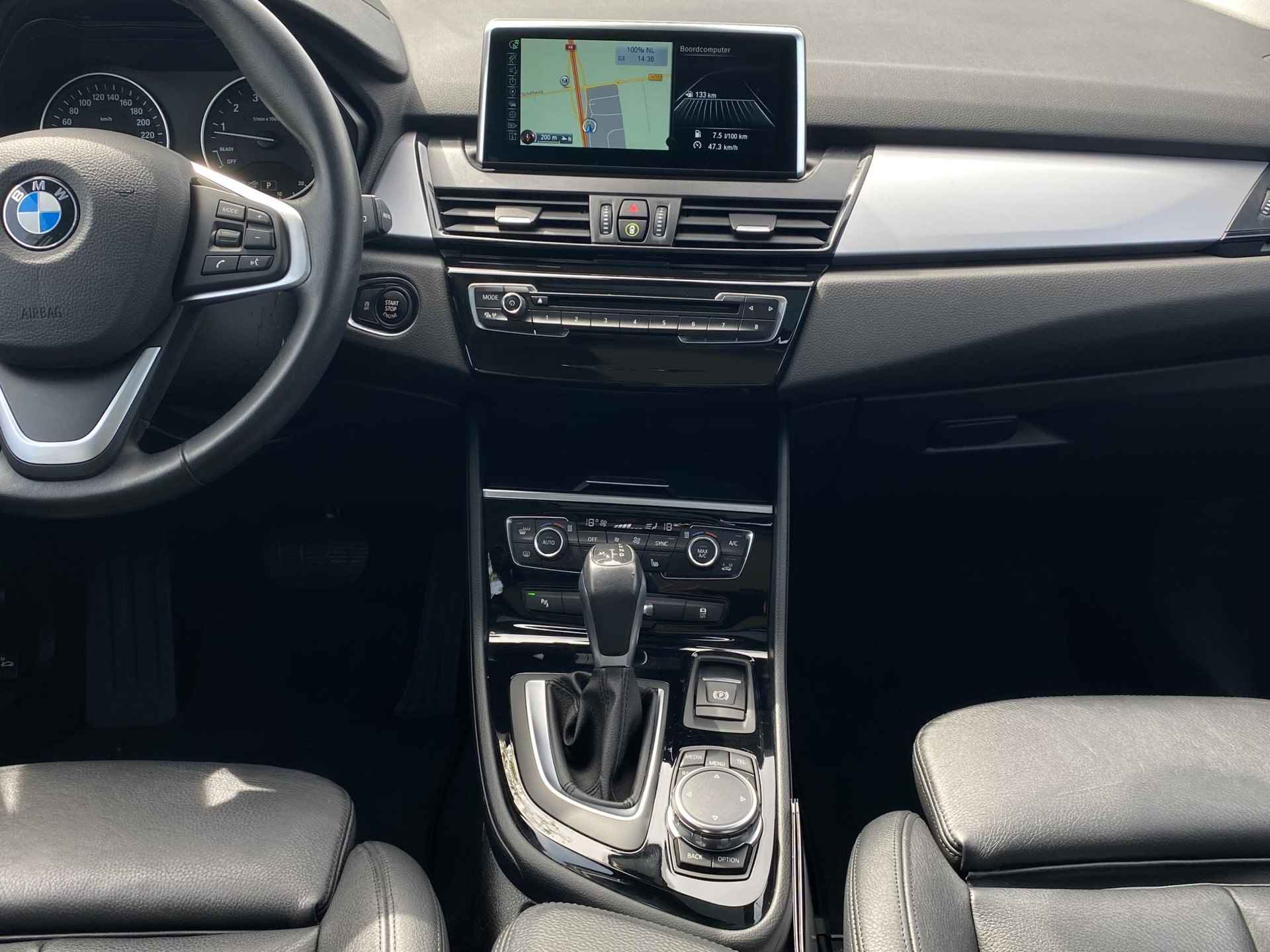 BMW 2-serie Active Tourer 220i High Executive | CruiseControl | HUD | LED | Navigatie | PDC V + A | Panoramadak | El.e achterklep | Sportstoelen | Climate Control | Lederen bekleding | - 18/36