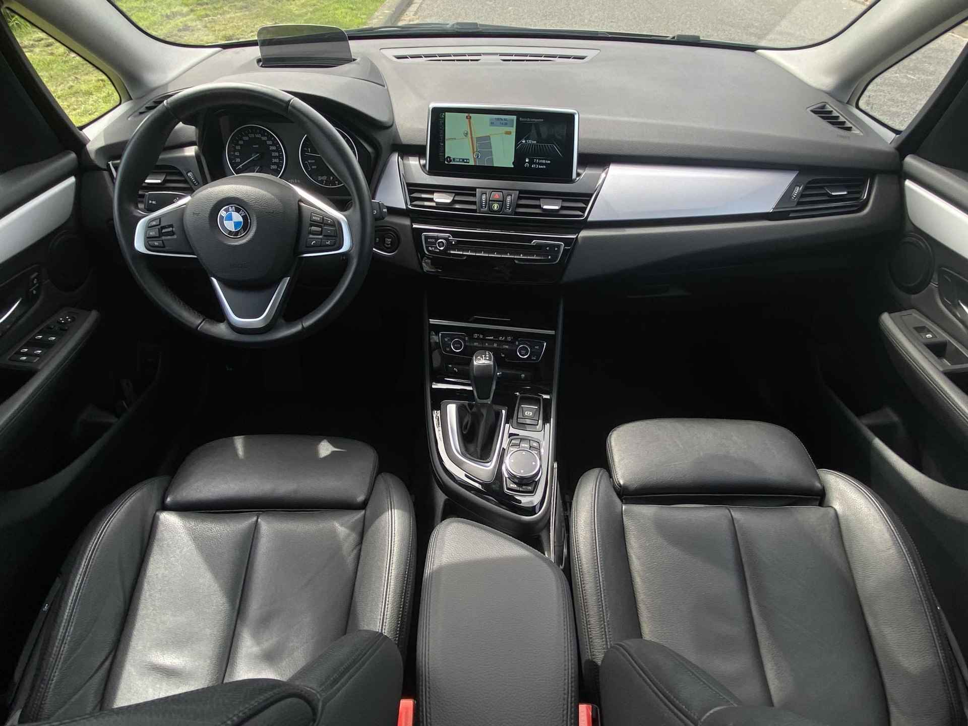BMW 2-serie Active Tourer 220i High Executive | CruiseControl | HUD | LED | Navigatie | PDC V + A | Panoramadak | El.e achterklep | Sportstoelen | Climate Control | Lederen bekleding | - 19/36