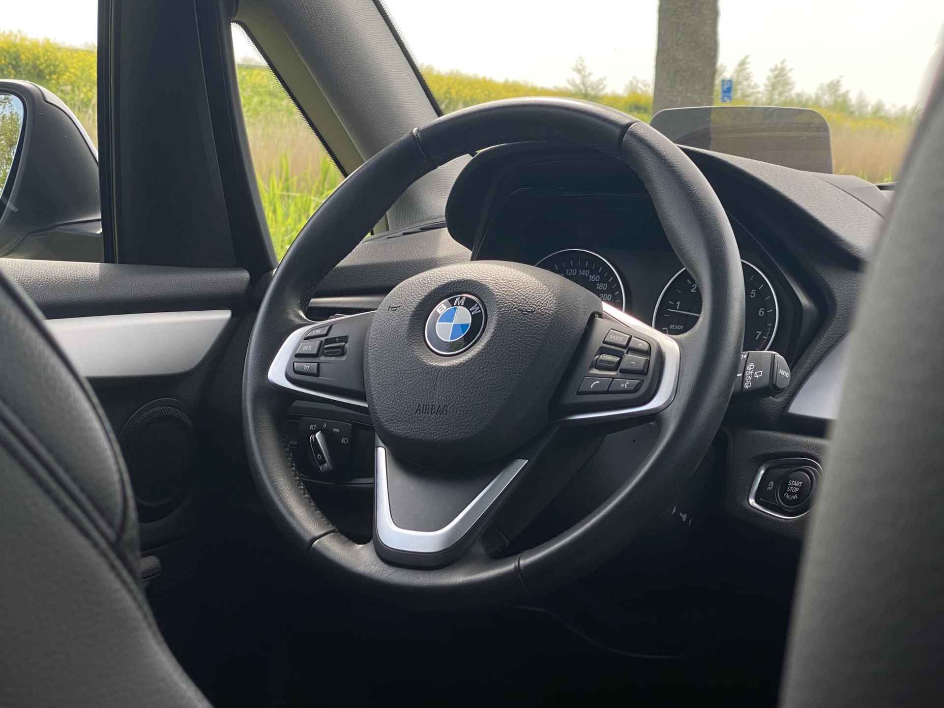 BMW 2-serie Active Tourer 220i High Executive | CruiseControl | HUD | LED | Navigatie | PDC V + A | Panoramadak | El.e achterklep | Sportstoelen | Climate Control | Lederen bekleding | - 21/36