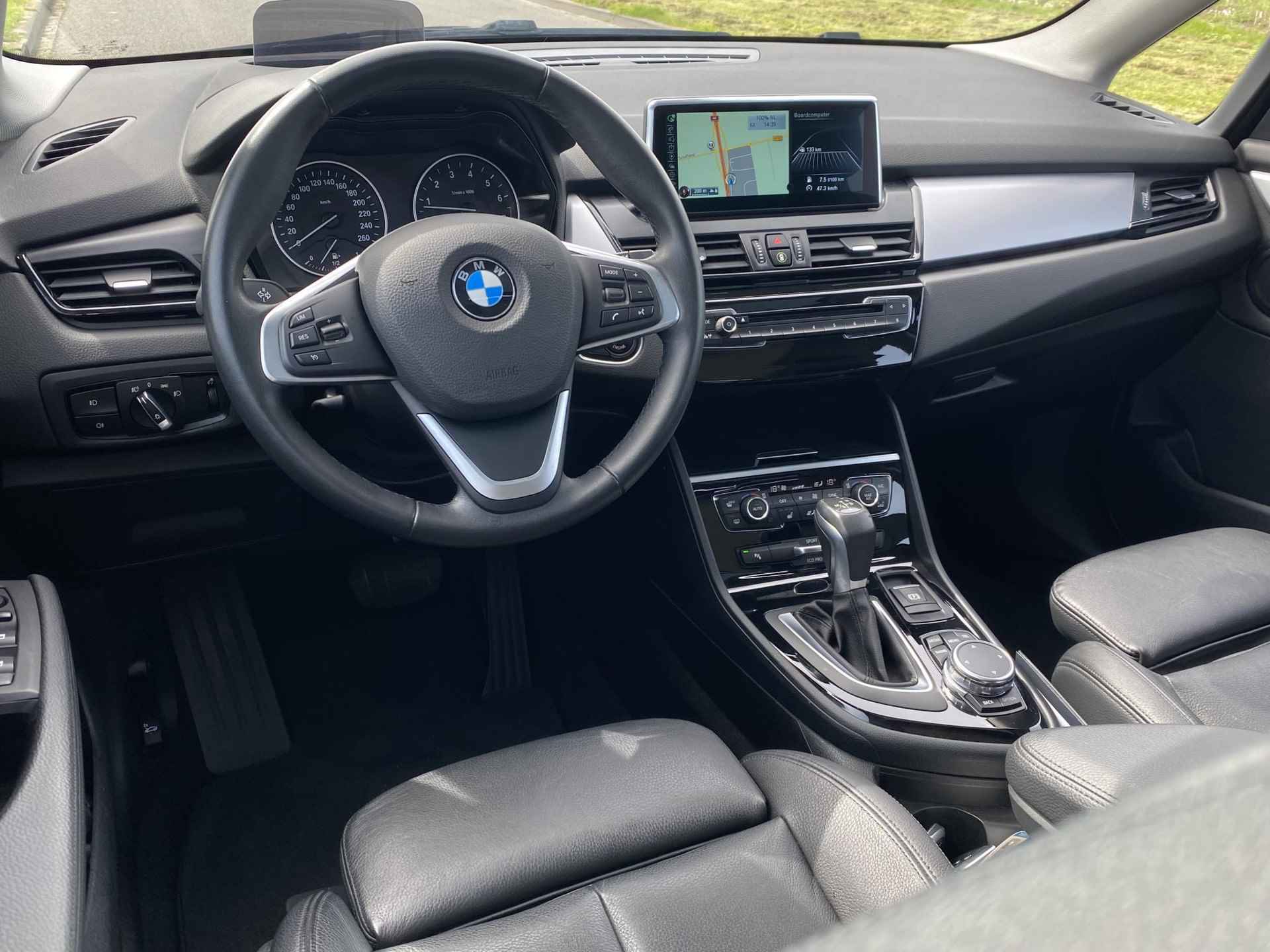 BMW 2-serie Active Tourer 220i High Executive | CruiseControl | HUD | LED | Navigatie | PDC V + A | Panoramadak | El.e achterklep | Sportstoelen | Climate Control | Lederen bekleding | - 24/36