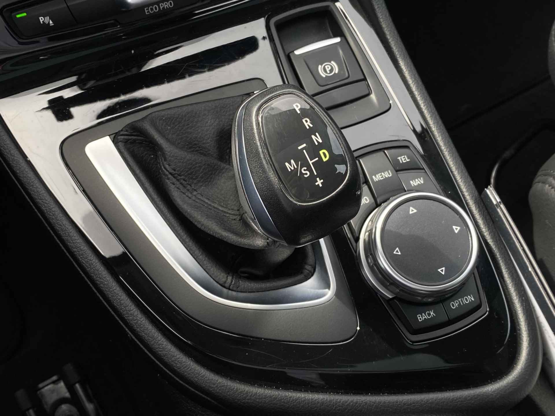 BMW 2-serie Active Tourer 220i High Executive | CruiseControl | HUD | LED | Navigatie | PDC V + A | Panoramadak | El.e achterklep | Sportstoelen | Climate Control | Lederen bekleding | - 30/36