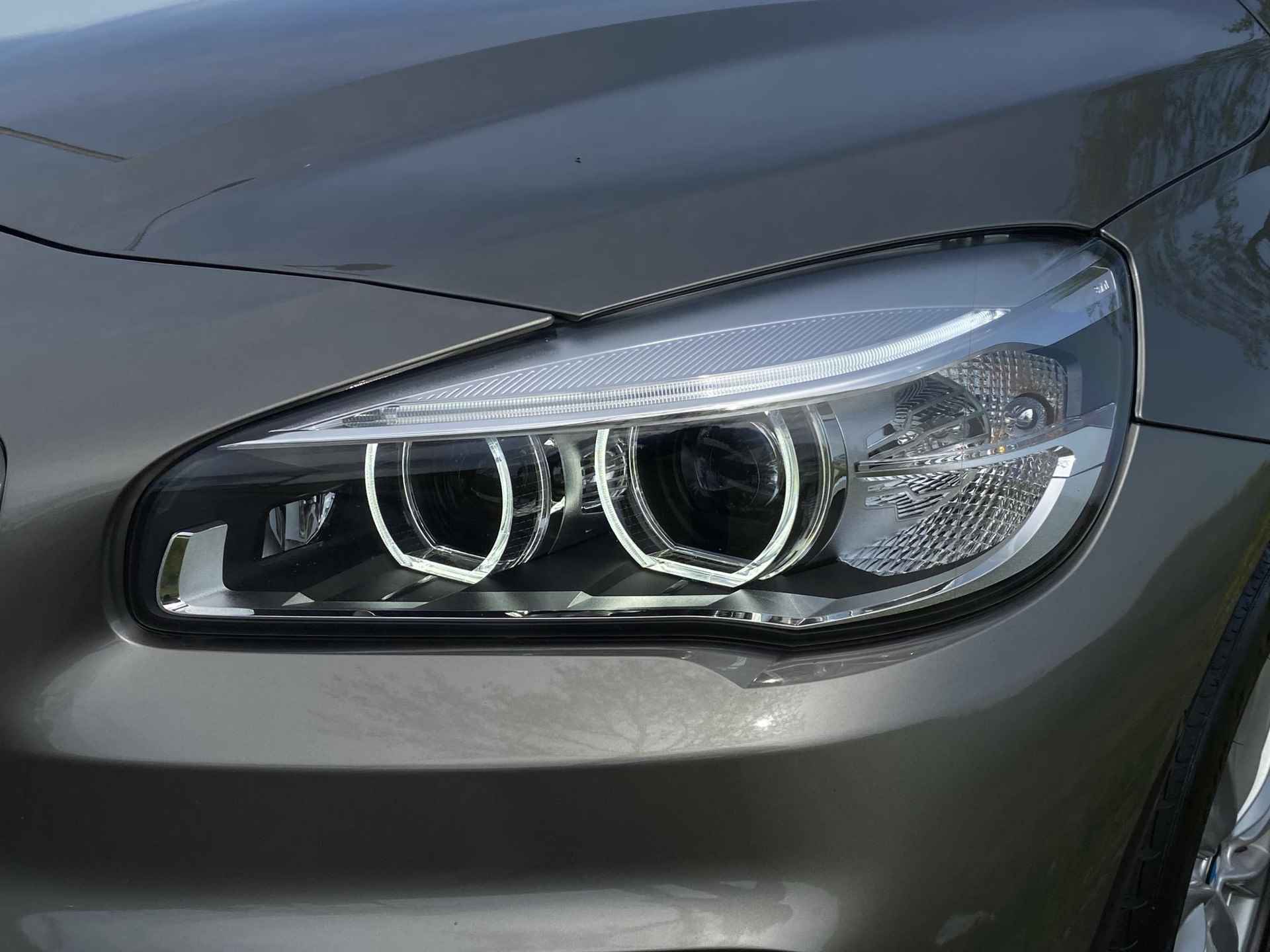 BMW 2-serie Active Tourer 220i High Executive | CruiseControl | HUD | LED | Navigatie | PDC V + A | Panoramadak | El.e achterklep | Sportstoelen | Climate Control | Lederen bekleding | - 32/36