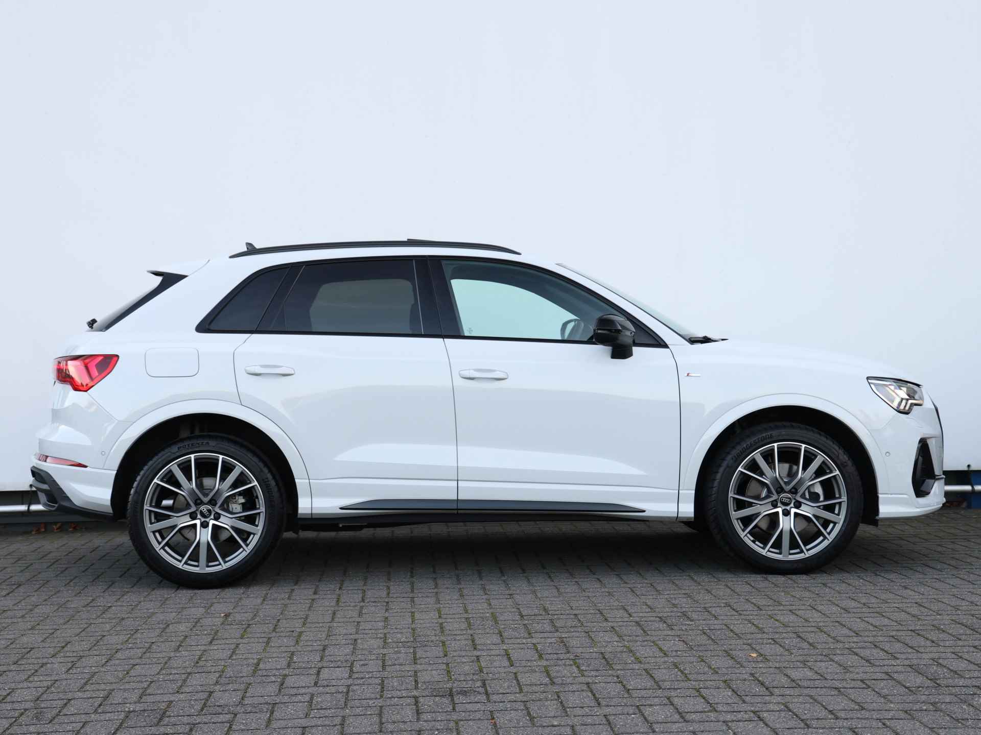 Audi Q3 45 TFSI e S edition 245pk | Pano | SONOS | 360° camera | Elek. stoelen | Rood stiksel | 20" Velgen | Keyless | Adaptive Cruise | Dodehoekdetectie | Trekhaak | Stoelverwarming - 2/58