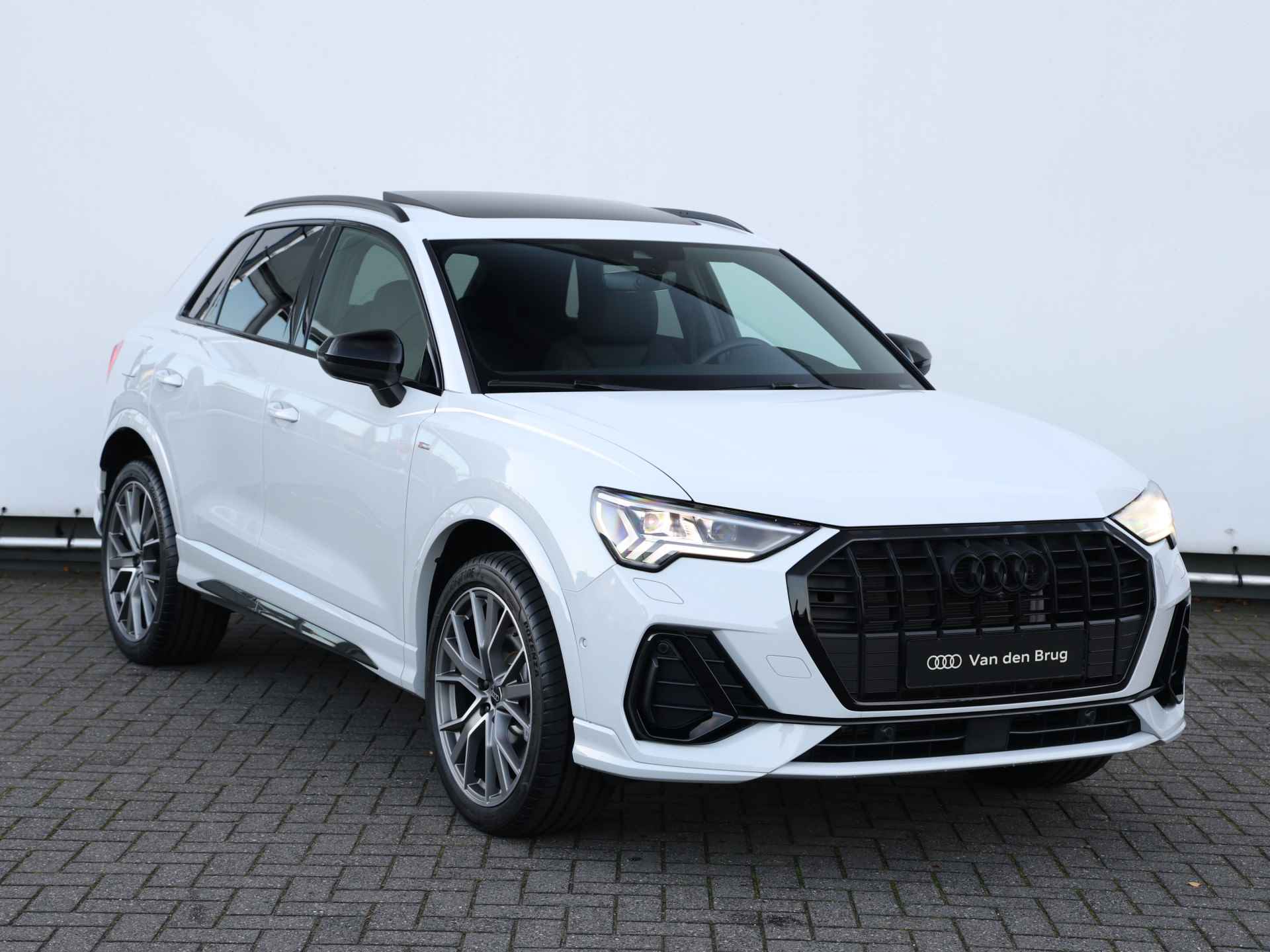 Audi Q3 45 TFSI e S edition 245pk | Pano | SONOS | 360° camera | Elek. stoelen | Rood stiksel | 20" Velgen | Keyless | Adaptive Cruise | Dodehoekdetectie | Trekhaak | Stoelverwarming - 3/58