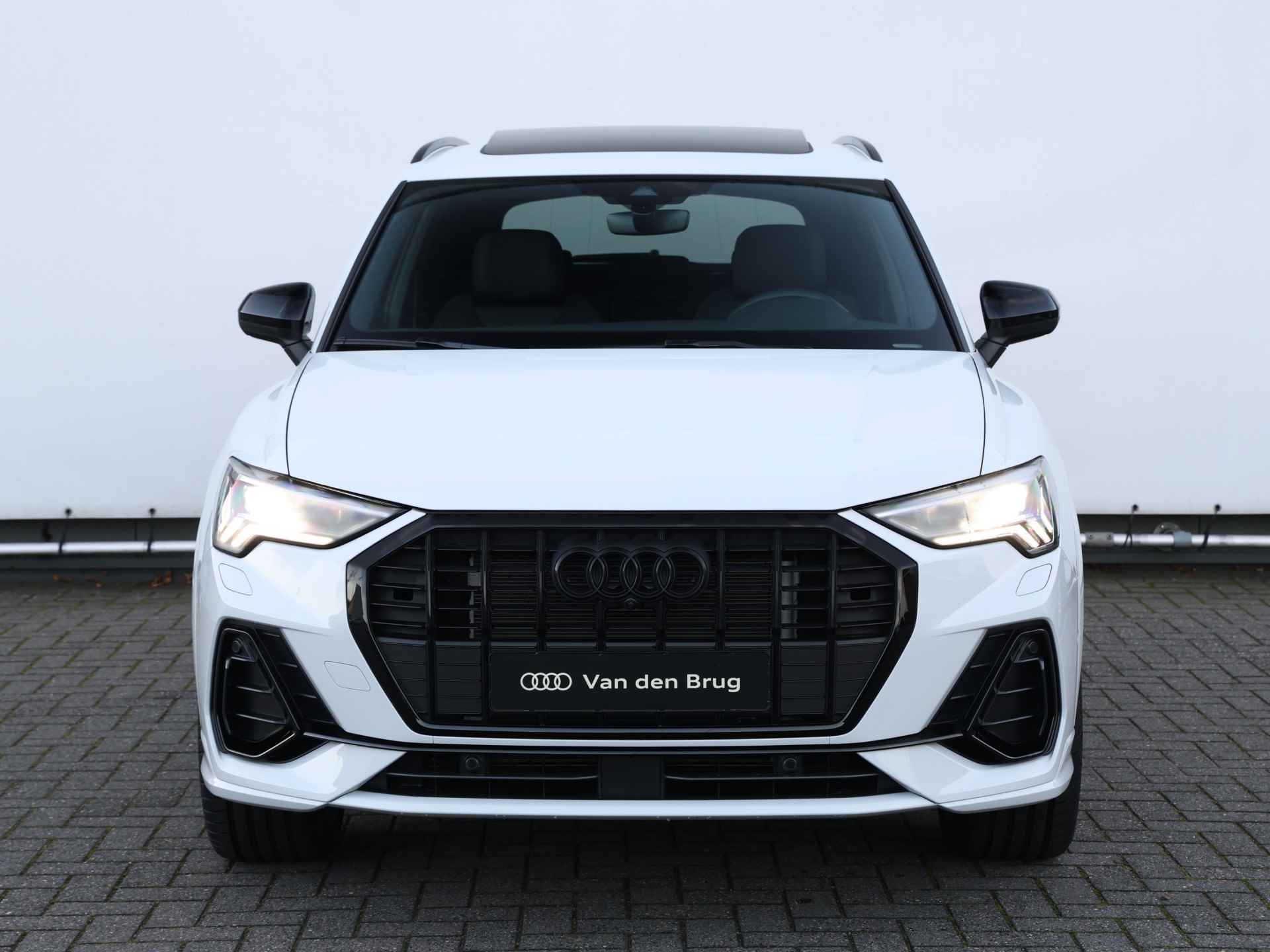 Audi Q3 45 TFSI e S edition 245pk | Pano | SONOS | 360° camera | Elek. stoelen | Rood stiksel | 20" Velgen | Keyless | Adaptive Cruise | Dodehoekdetectie | Trekhaak | Stoelverwarming - 4/58