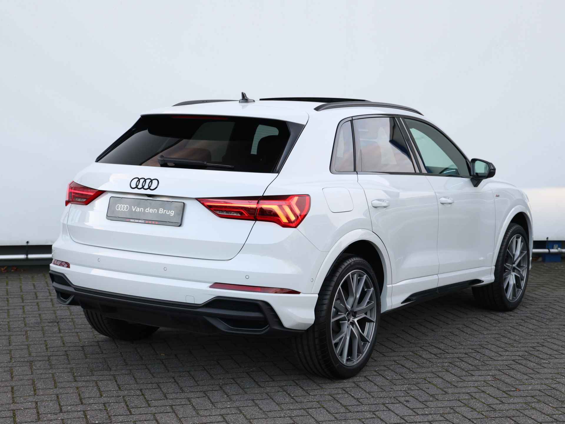 Audi Q3 45 TFSI e S edition 245pk | Pano | SONOS | 360° camera | Elek. stoelen | Rood stiksel | 20" Velgen | Keyless | Adaptive Cruise | Dodehoekdetectie | Trekhaak | Stoelverwarming - 5/58