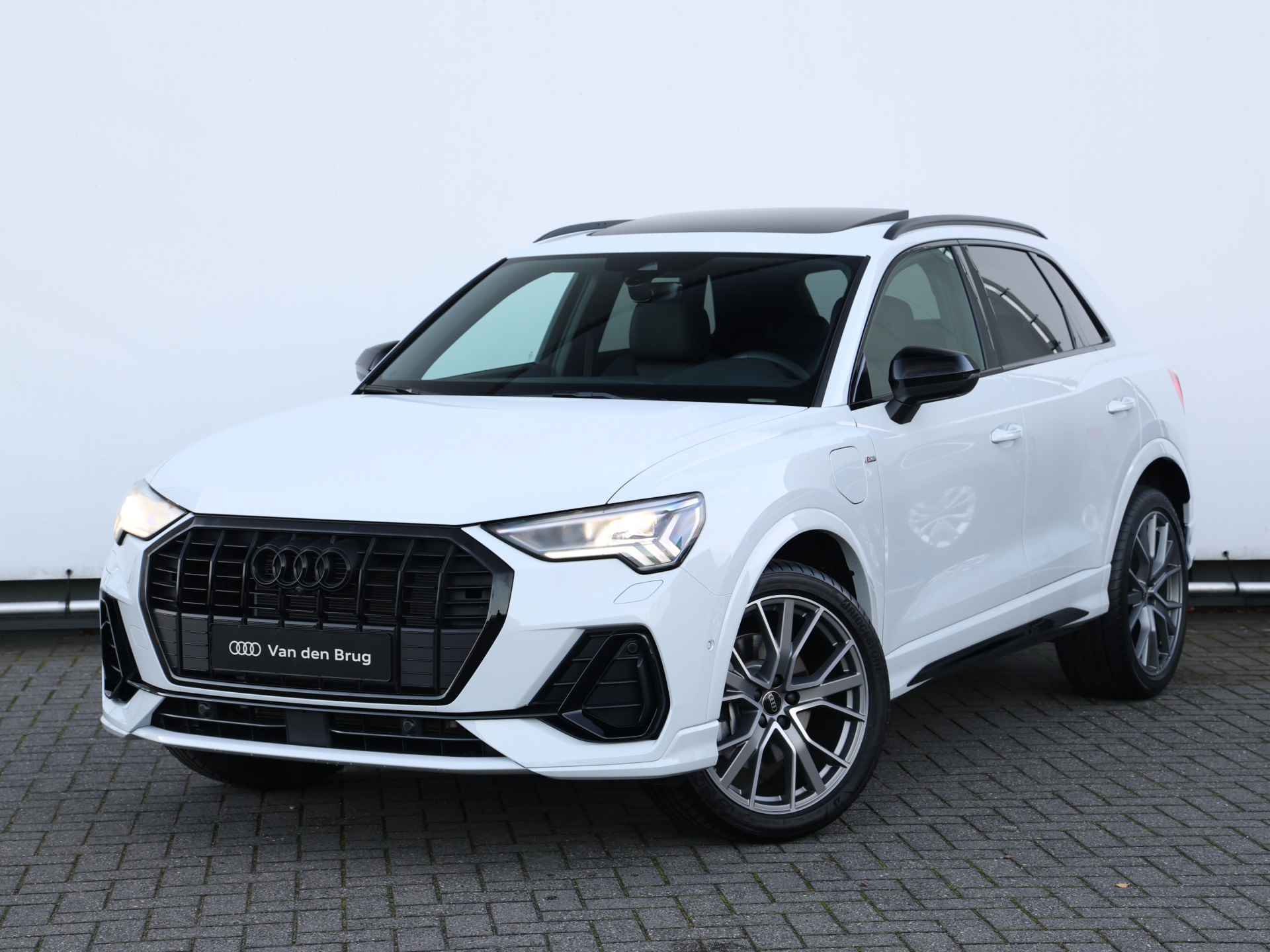 Audi Q3 45 TFSI e S edition 245pk | Pano | SONOS | 360° camera | Elek. stoelen | Rood stiksel | 20" Velgen | Keyless | Adaptive Cruise | Dodehoekdetectie | Trekhaak | Stoelverwarming - 14/58