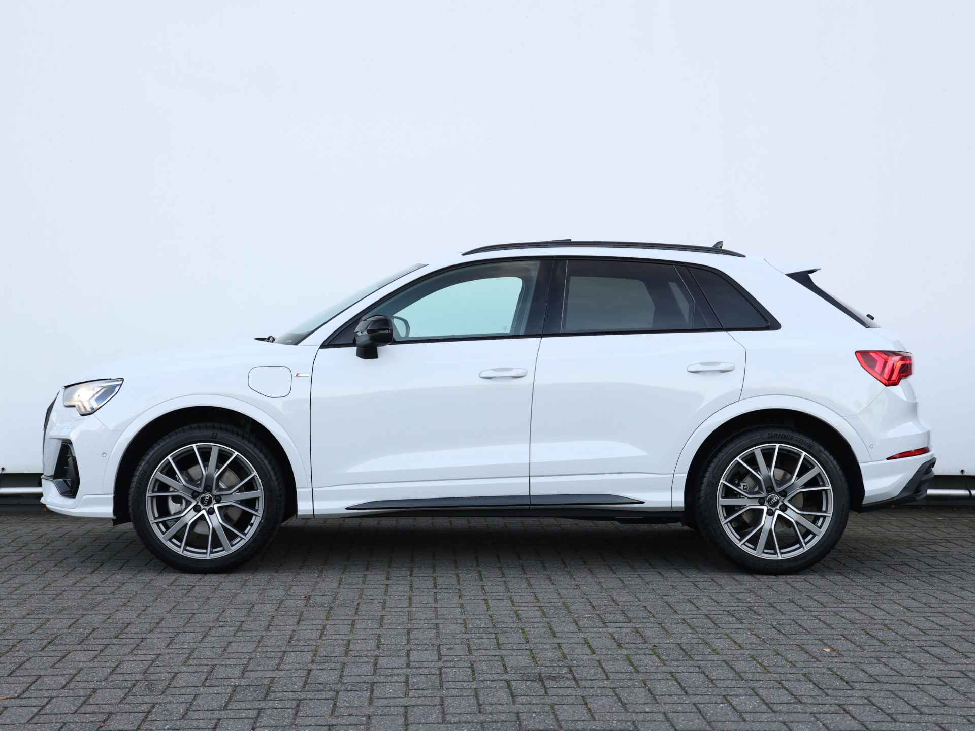 Audi Q3 45 TFSI e S edition 245pk | Pano | SONOS | 360° camera | Elek. stoelen | Rood stiksel | 20" Velgen | Keyless | Adaptive Cruise | Dodehoekdetectie | Trekhaak | Stoelverwarming - 15/58