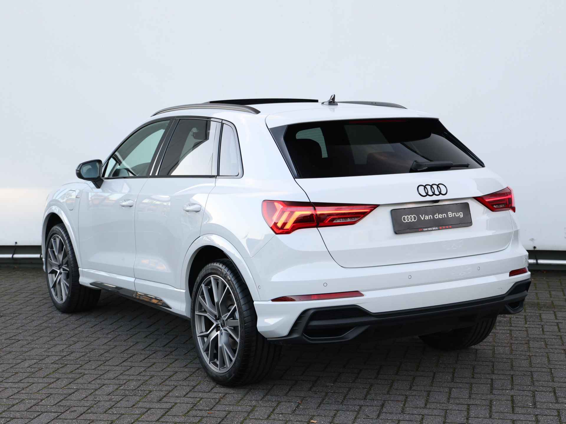 Audi Q3 45 TFSI e S edition 245pk | Pano | SONOS | 360° camera | Elek. stoelen | Rood stiksel | 20" Velgen | Keyless | Adaptive Cruise | Dodehoekdetectie | Trekhaak | Stoelverwarming - 16/58