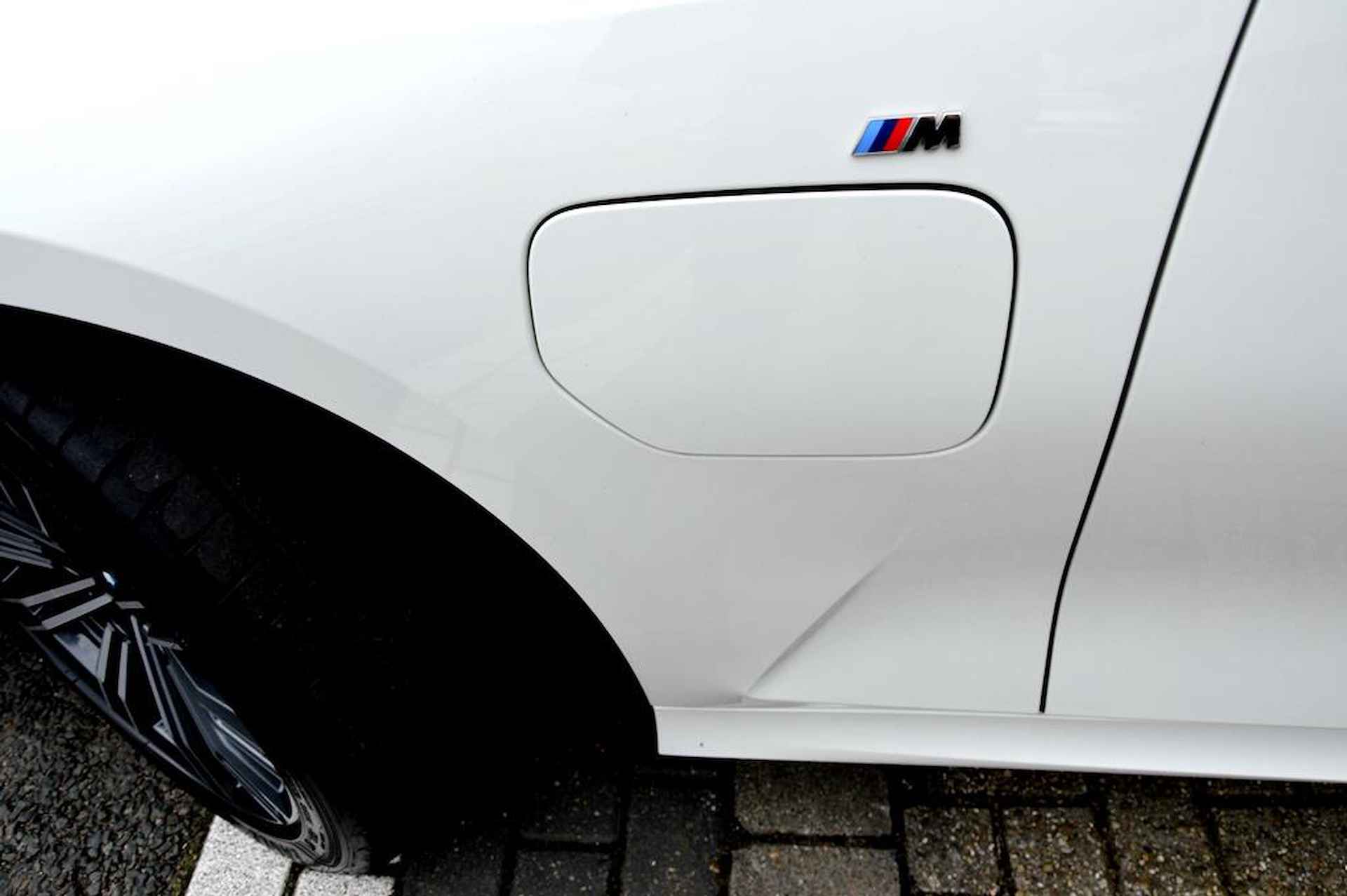 BMW 3-serie 330e M Sport White-Black LM18/PDC/LEER/NAVI/PANO - 26/66