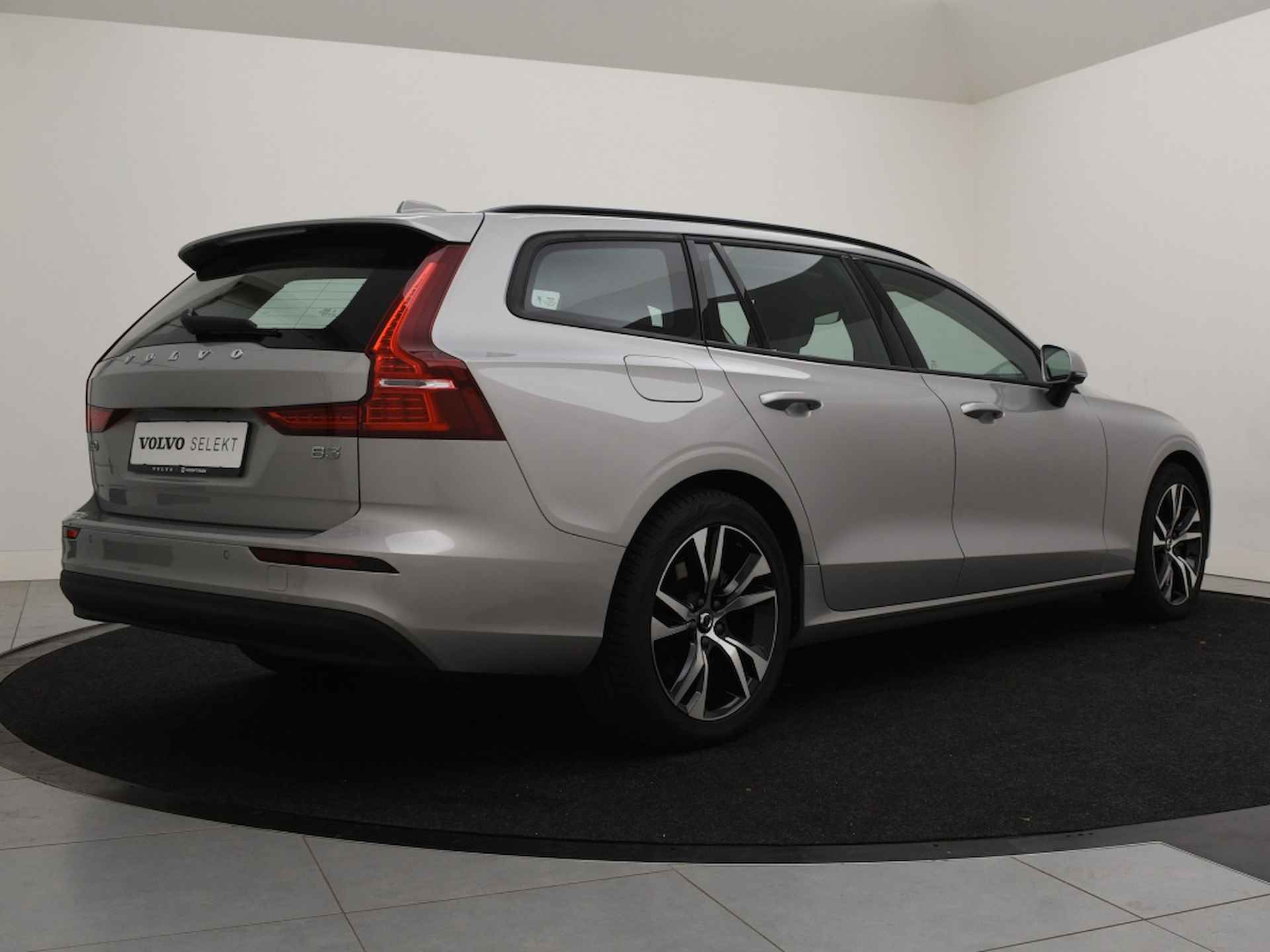 Volvo V60 B3 AUT(7) ESSENTIAL EDITION GOOGLE MAPS NAVI ACC BLIS PARK ASSIS - 3/38