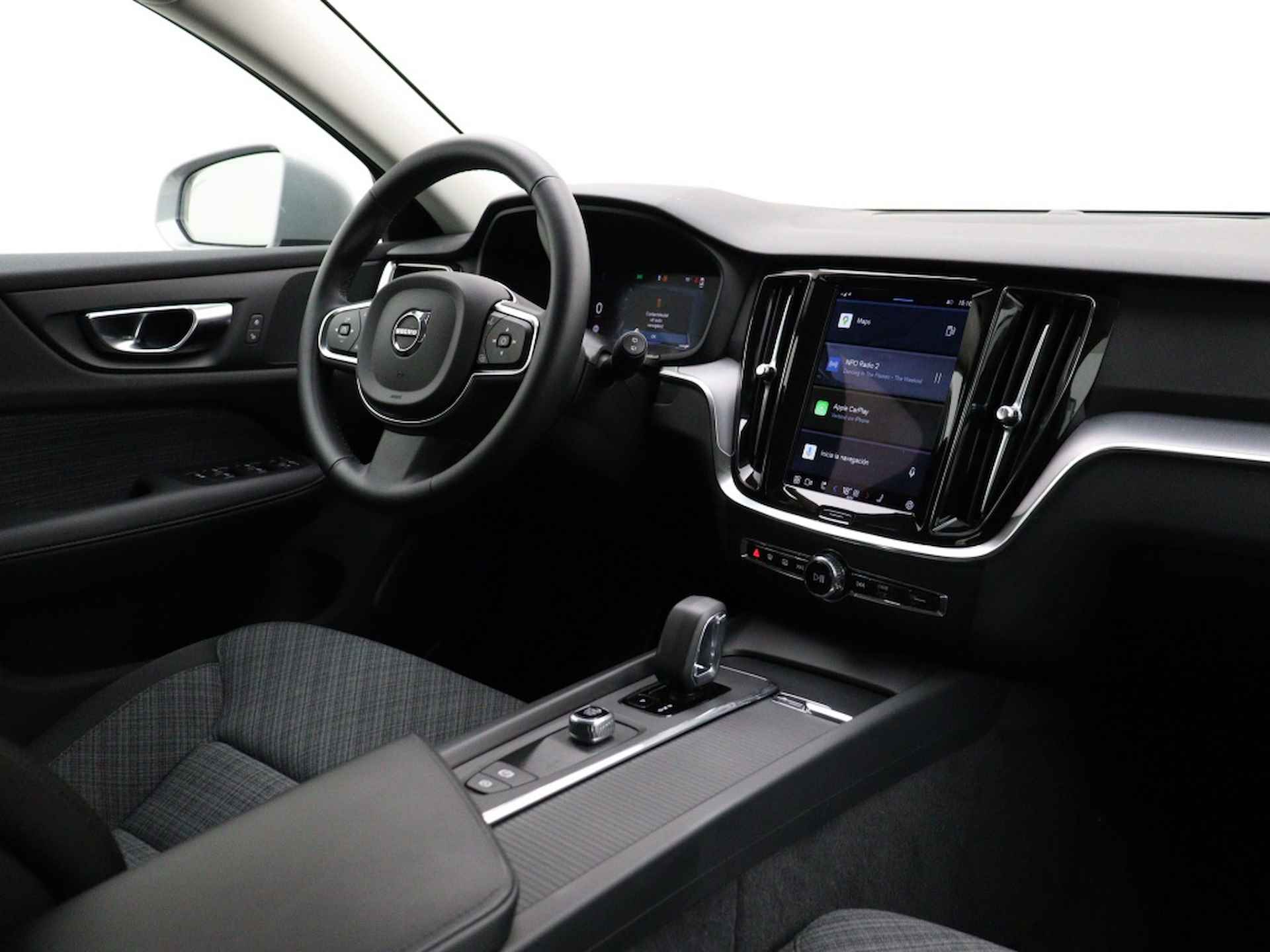 Volvo V60 B3 AUT(7) ESSENTIAL EDITION GOOGLE MAPS NAVI ACC BLIS PARK ASSIS - 37/38