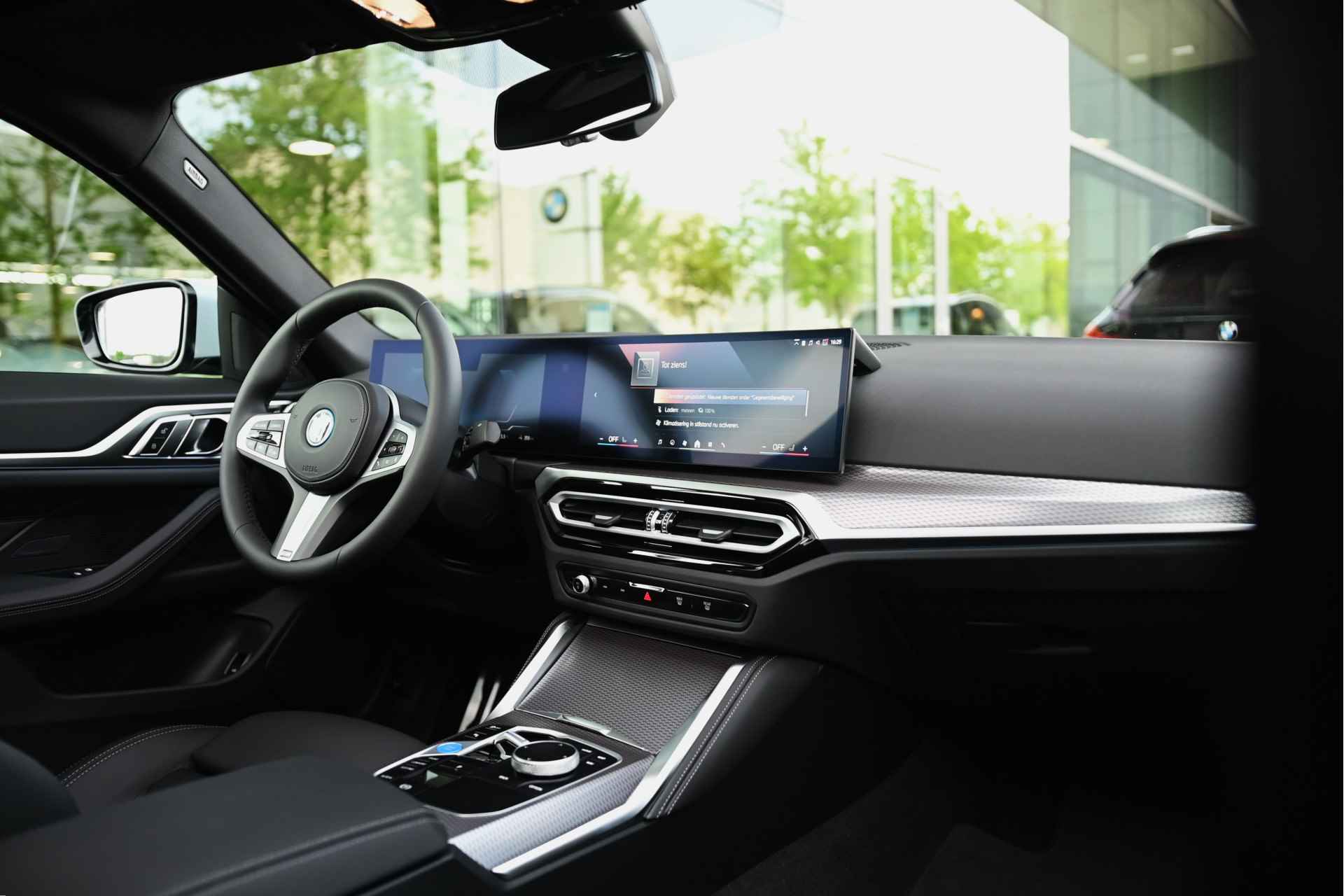 BMW i4 eDrive35 High Executive M Sport 70 kWh / Schuif-kanteldak / Active Cruise Control / Stoelverwarming / Parking Assistant / Live Cockpit Professional - 4/24